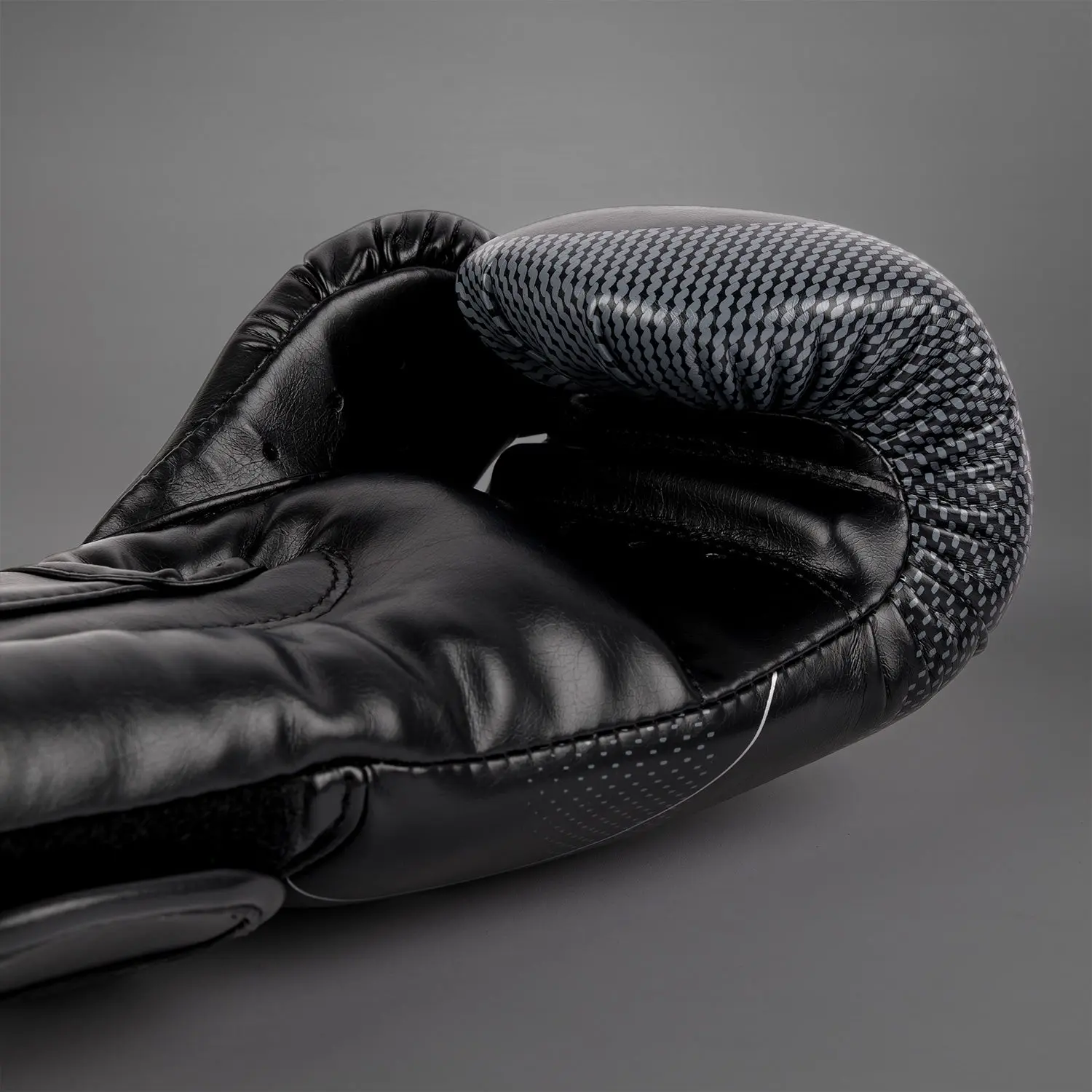 Venum Nexus Boxing Gloves - Black/Silver детайл на материята