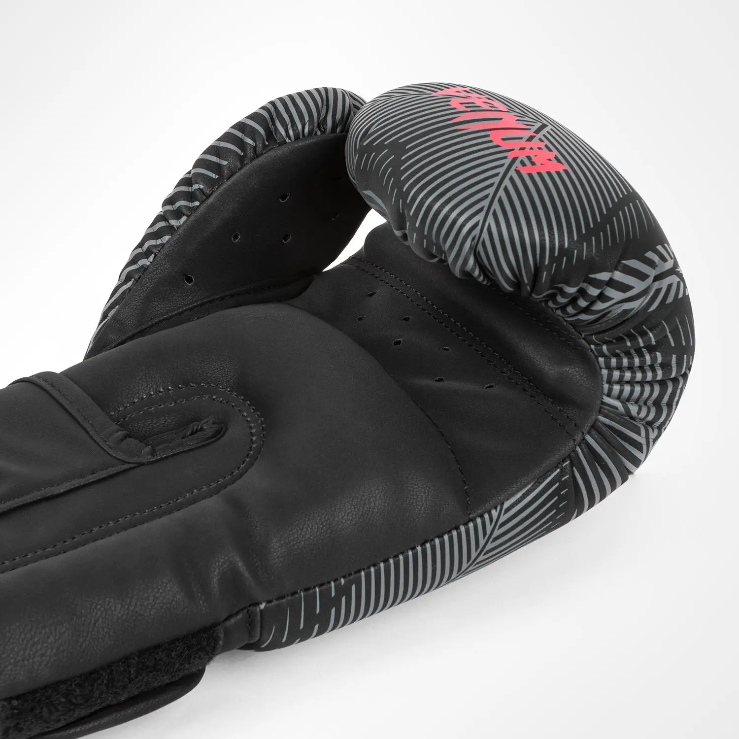 Venum Phantom Boxing Gloves - Black/Red вътрешна част
