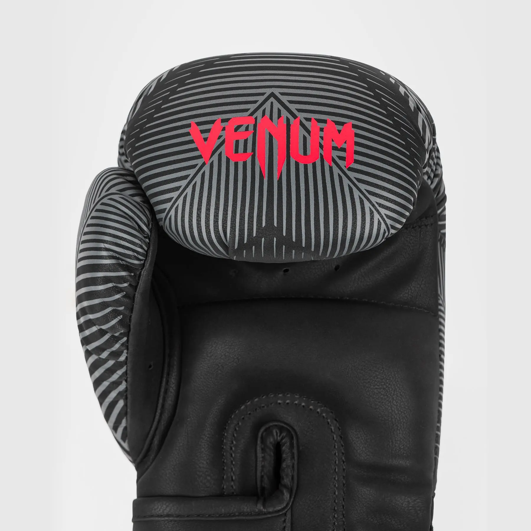 Venum Phantom Boxing Gloves - Black/Red близък план на логото