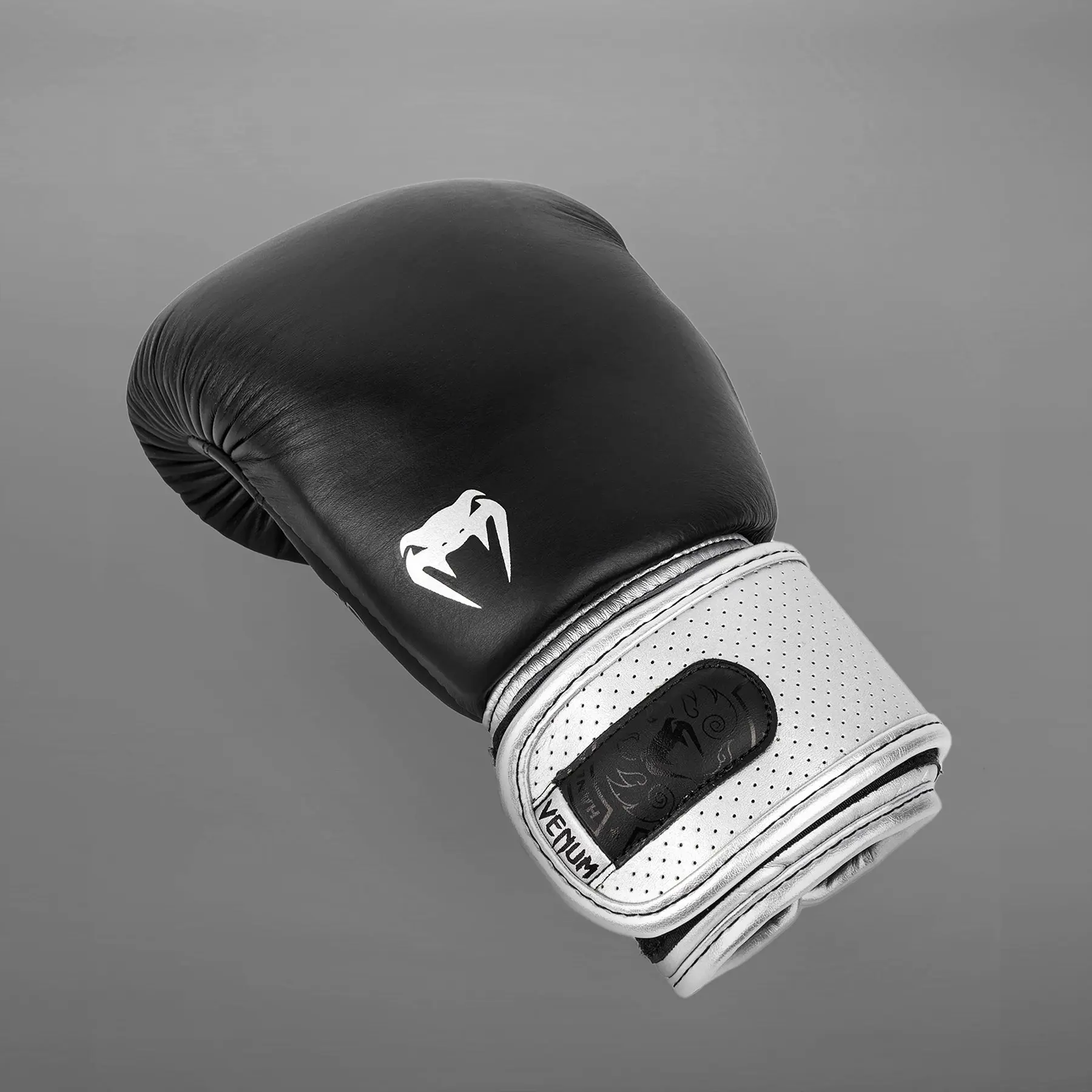 Venum Power 2.0 Boxing Gloves - Black/Silver - страничен изглед на дясна ръкавица