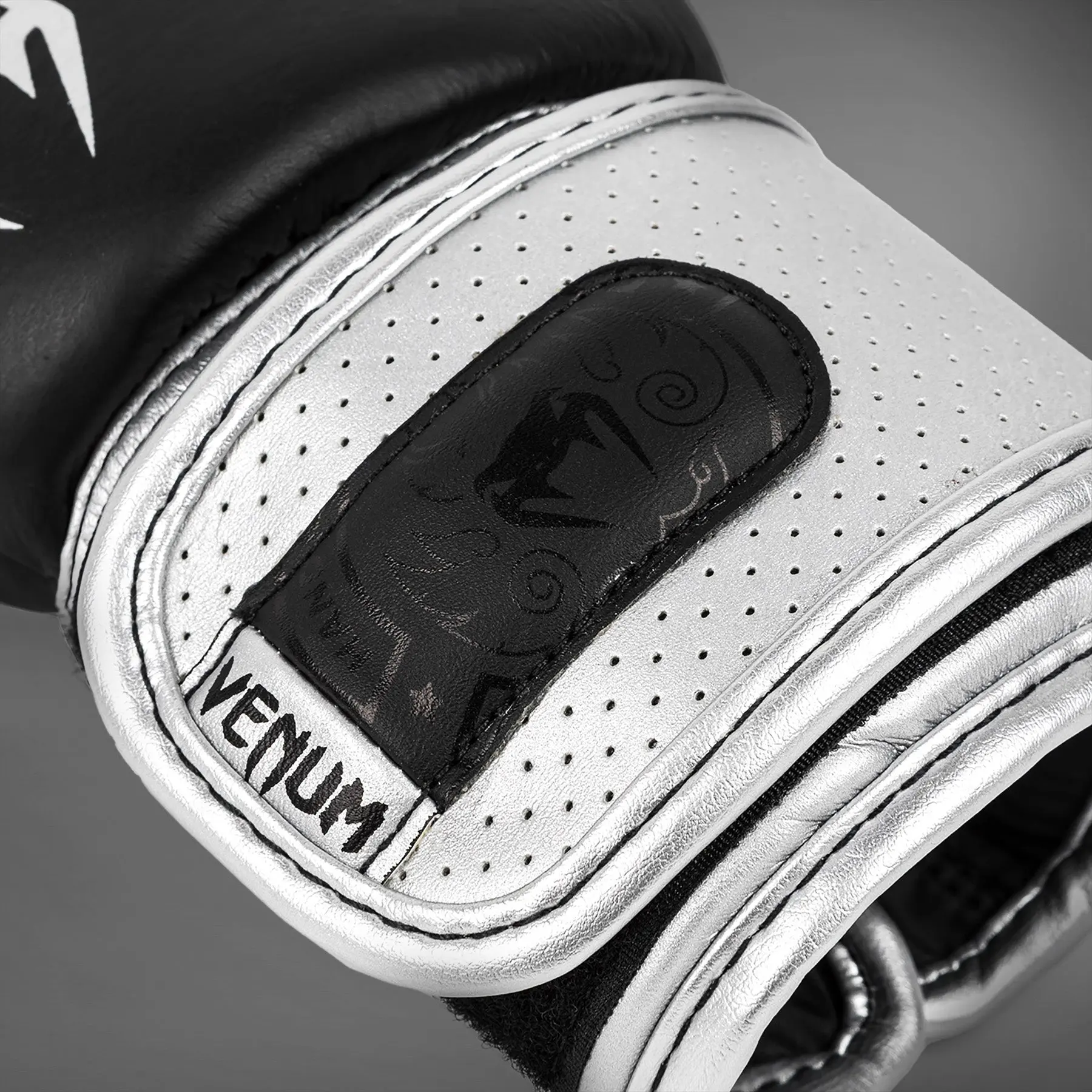 Venum Power 2.0 Boxing Gloves - Black/Silver - близък план на логото Venum