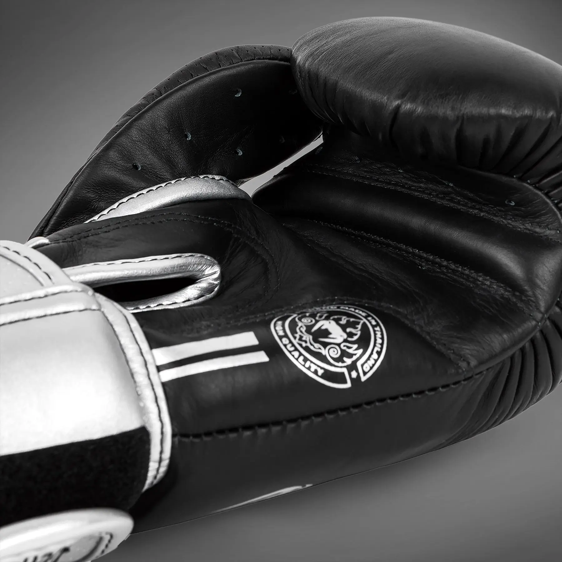 Venum Power 2.0 Boxing Gloves - Black/Silver - детайл от вътрешната страна на ръкавицата