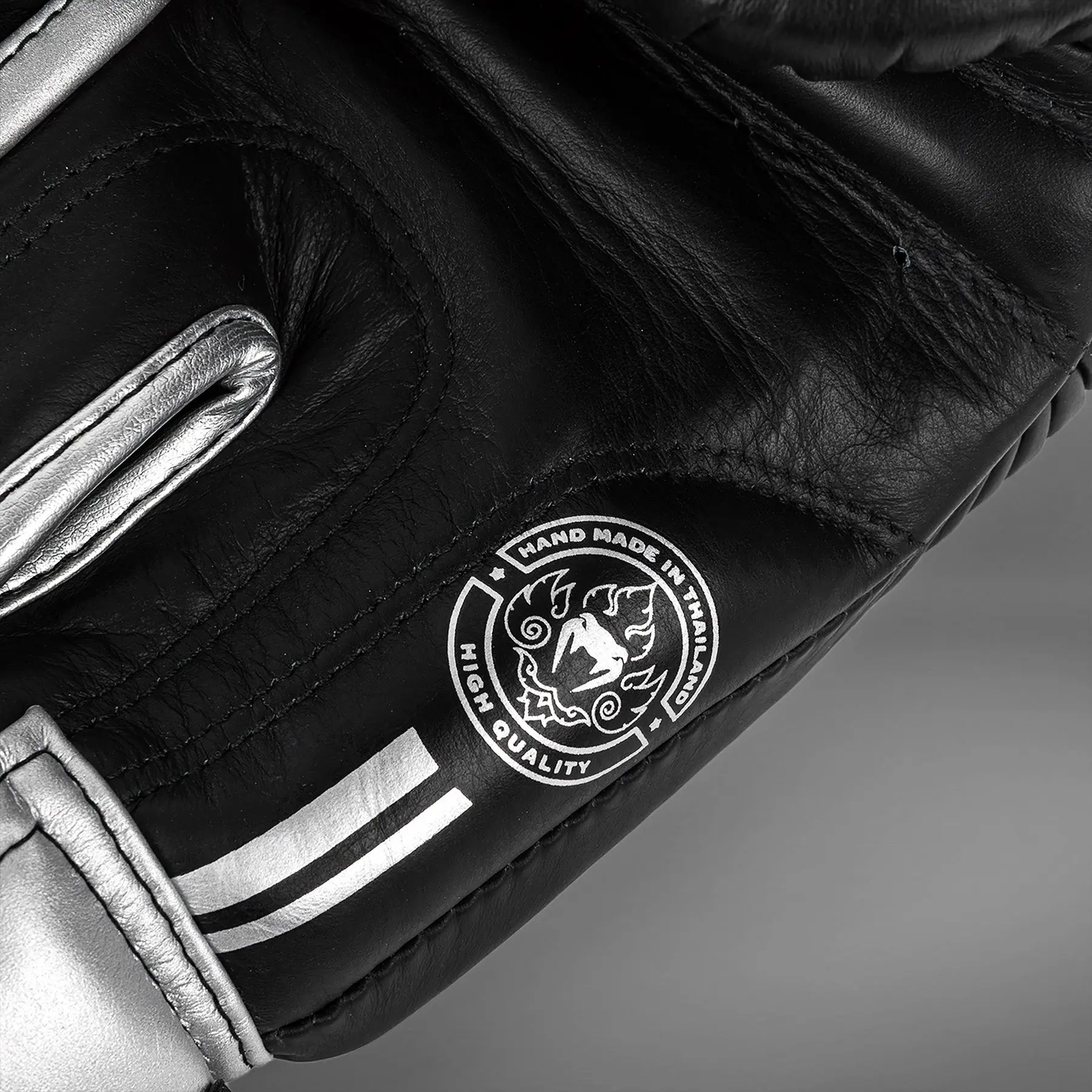Venum Power 2.0 Boxing Gloves - Black/Silver - етикет "Hand Made in Thailand"