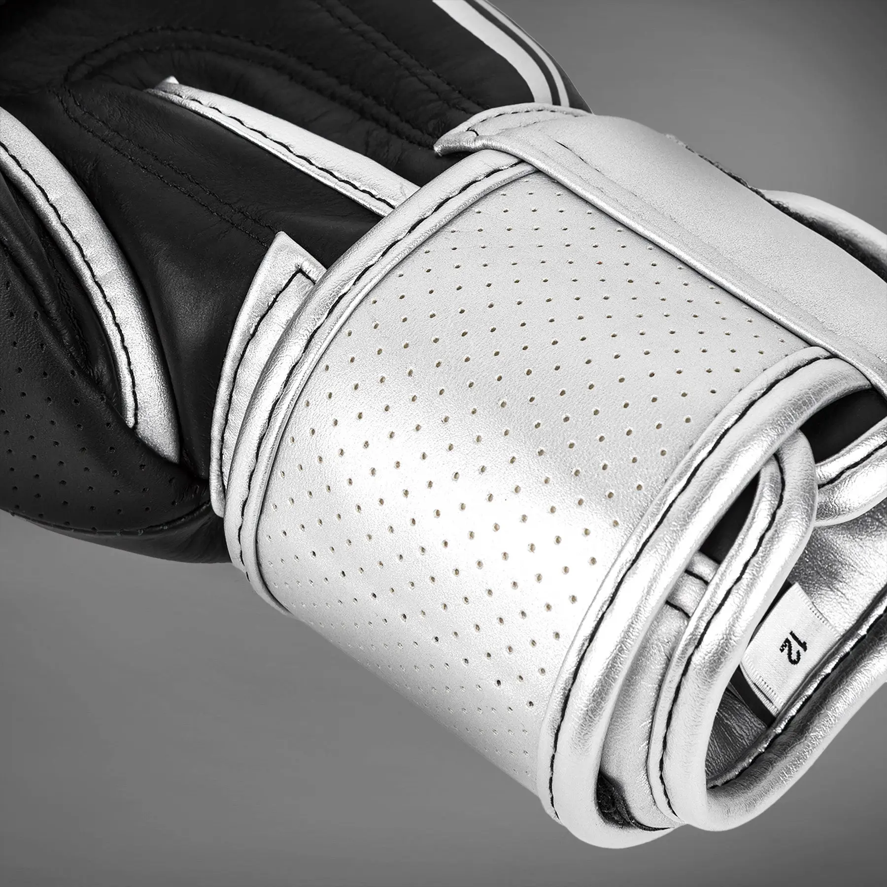 Venum Power 2.0 Boxing Gloves - Black/Silver - близък план на велкро закопчалката