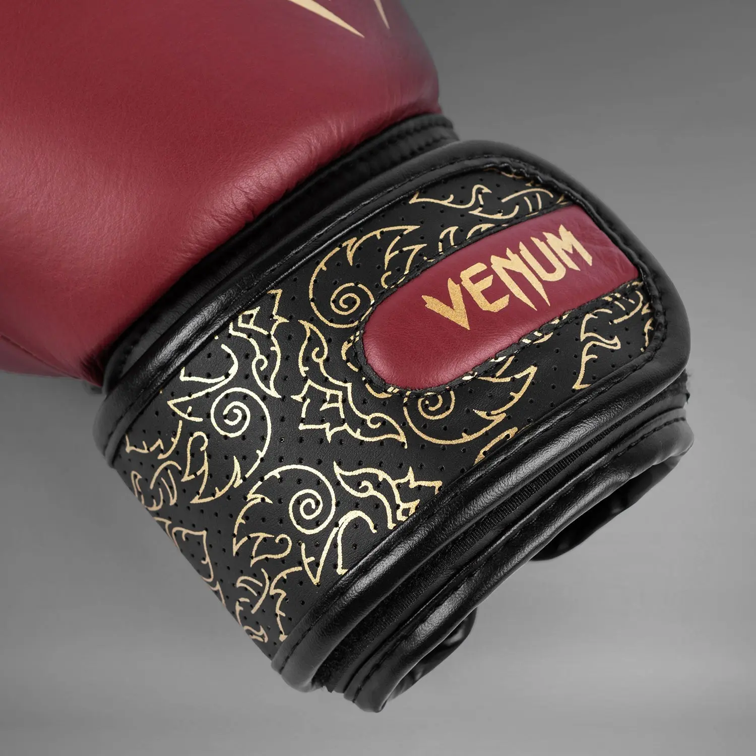 Venum Power 2.0 Boxing Gloves - Burgundy/Black детайл на кръста