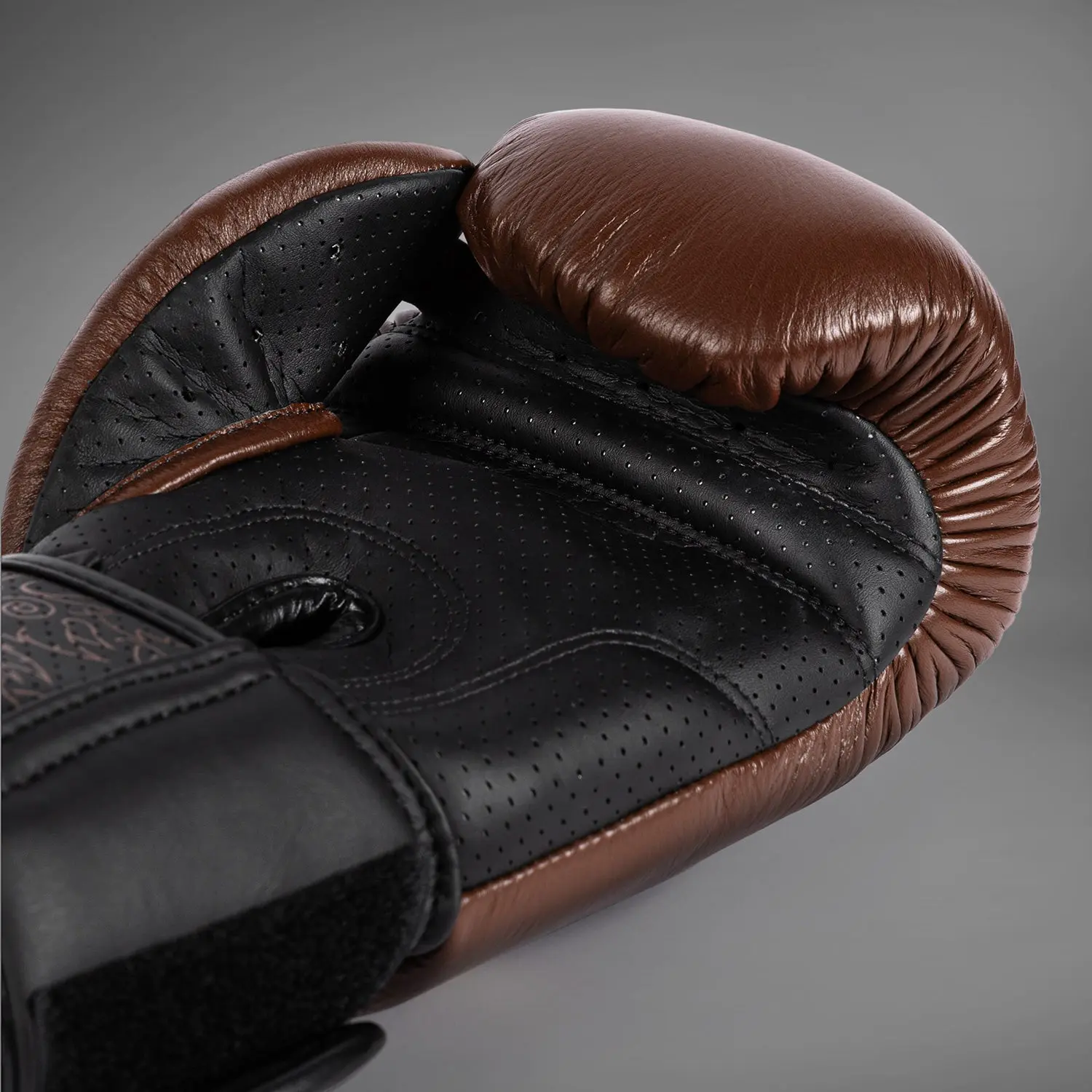 Venum Power 2.0 Boxing Gloves - Chocolate Brown, гледка към долната част