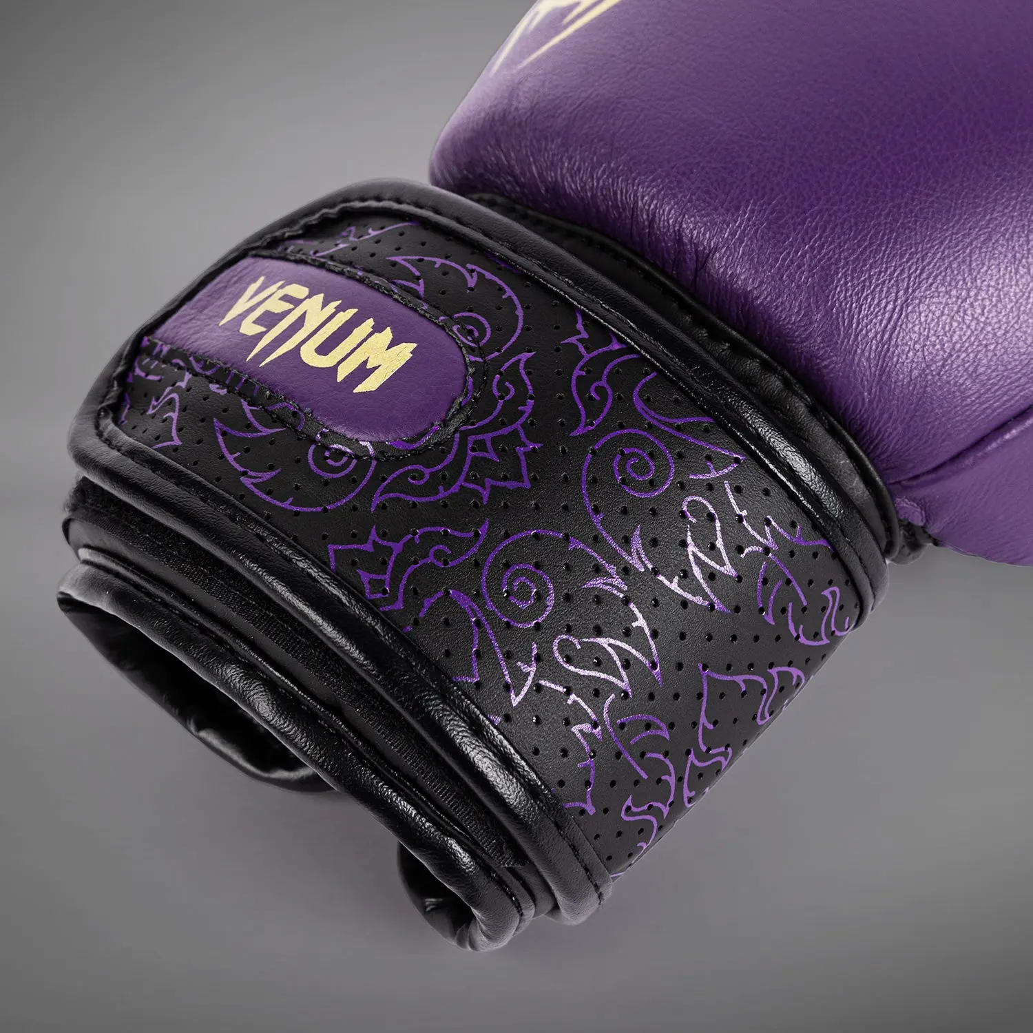 Venum Power 2.0 Boxing Gloves - Dark Plum, близък план на маншета с логото Venum