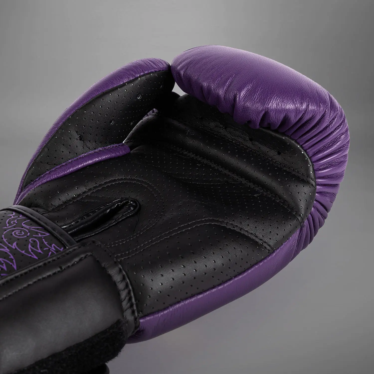 Venum Power 2.0 Boxing Gloves - Dark Plum, изглед на вътрешността на ръкавицата