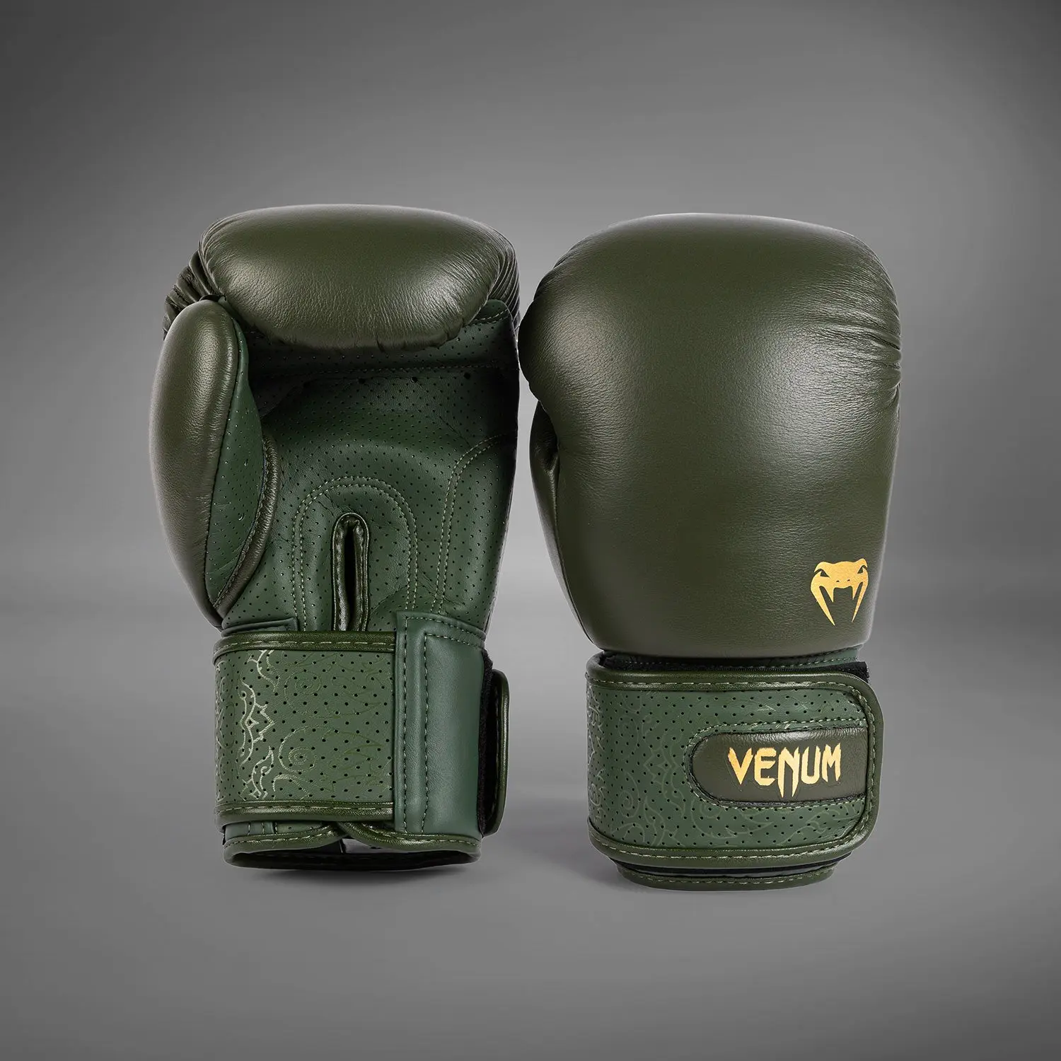 Venum Power 2.0 Boxing Gloves - Deep Forest Green преден изглед с логото на Venum