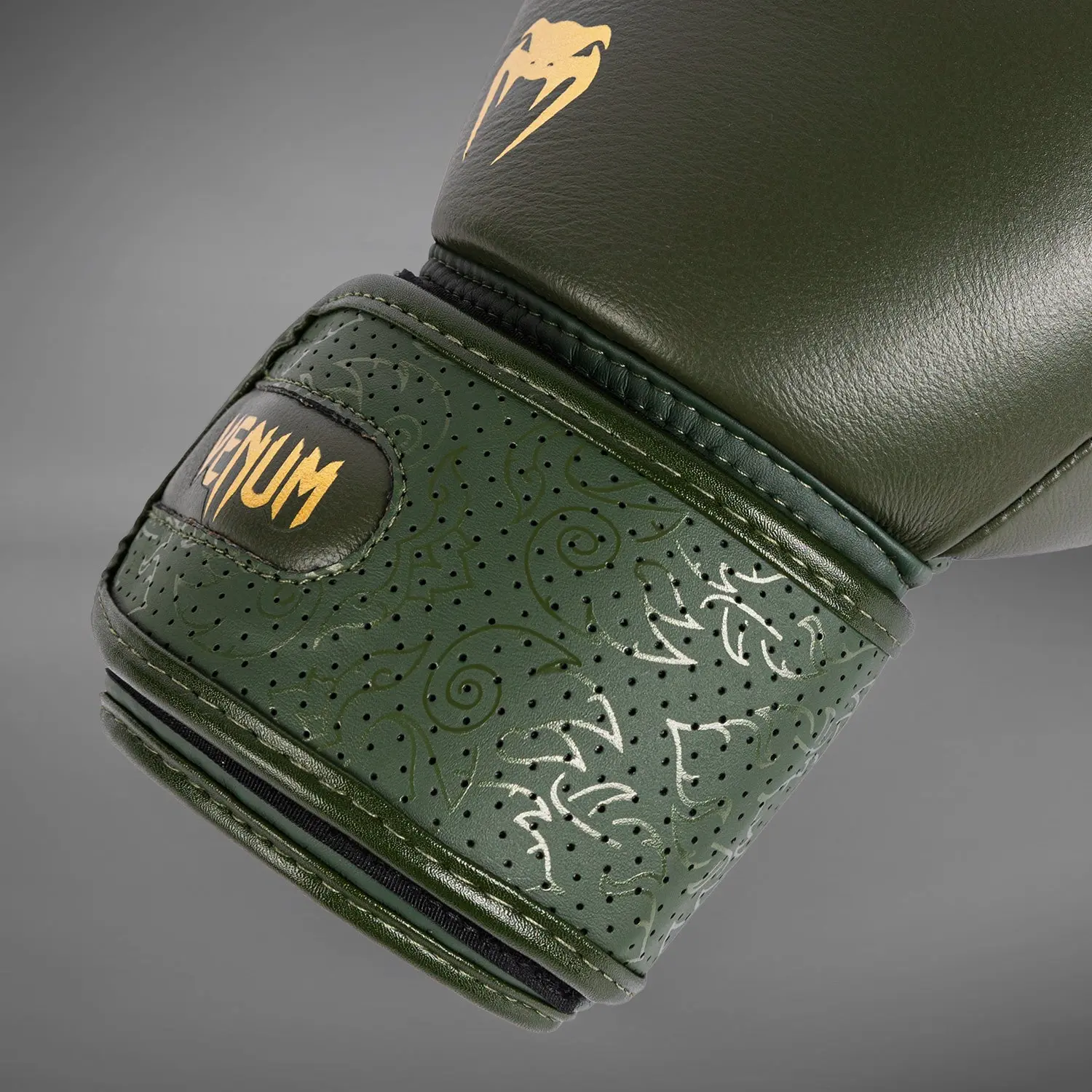 Venum Power 2.0 Boxing Gloves - Deep Forest Green детайл на шевовете и перфорациите