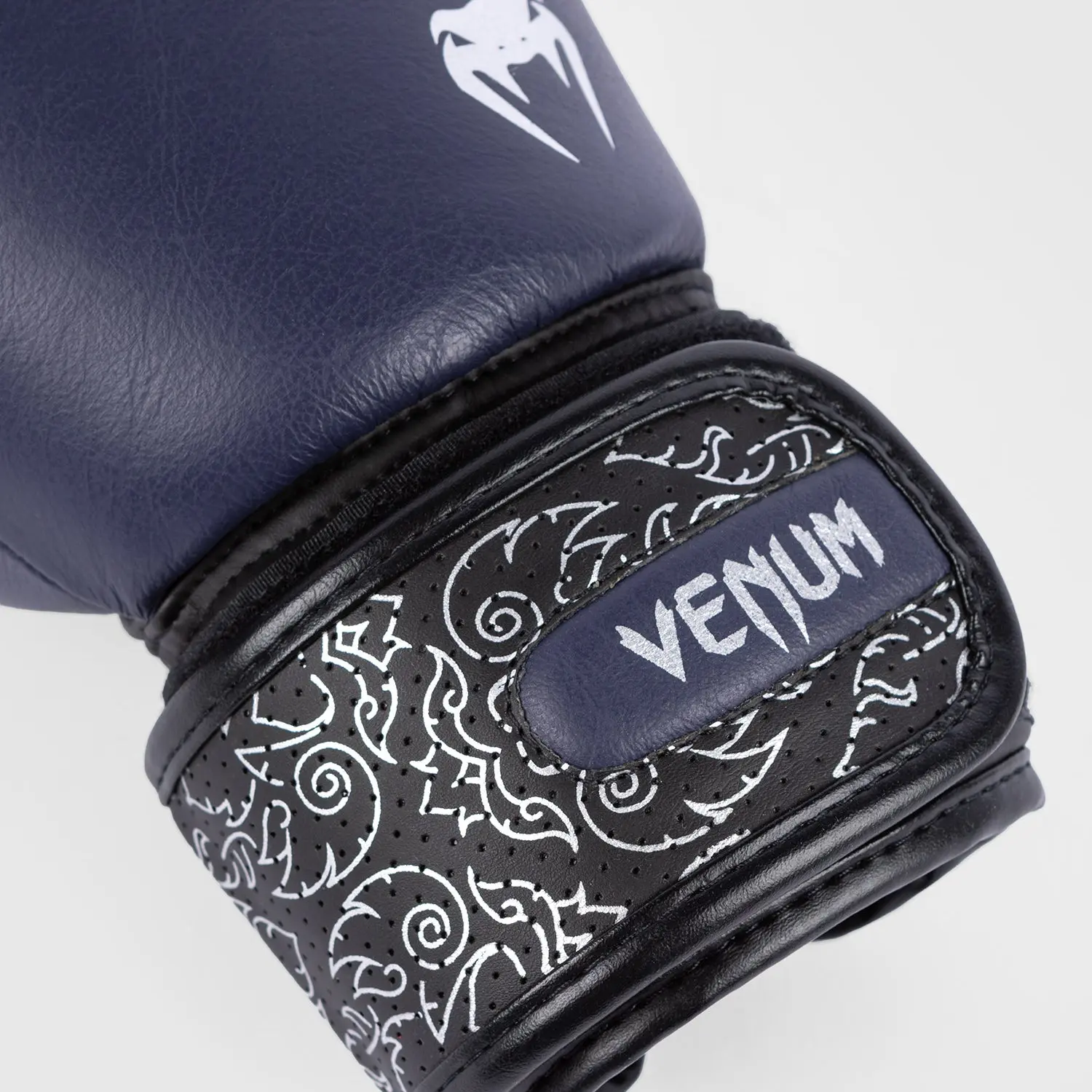 Venum Power 2.0 Boxing Gloves - Navy Blue/Black детайл лого