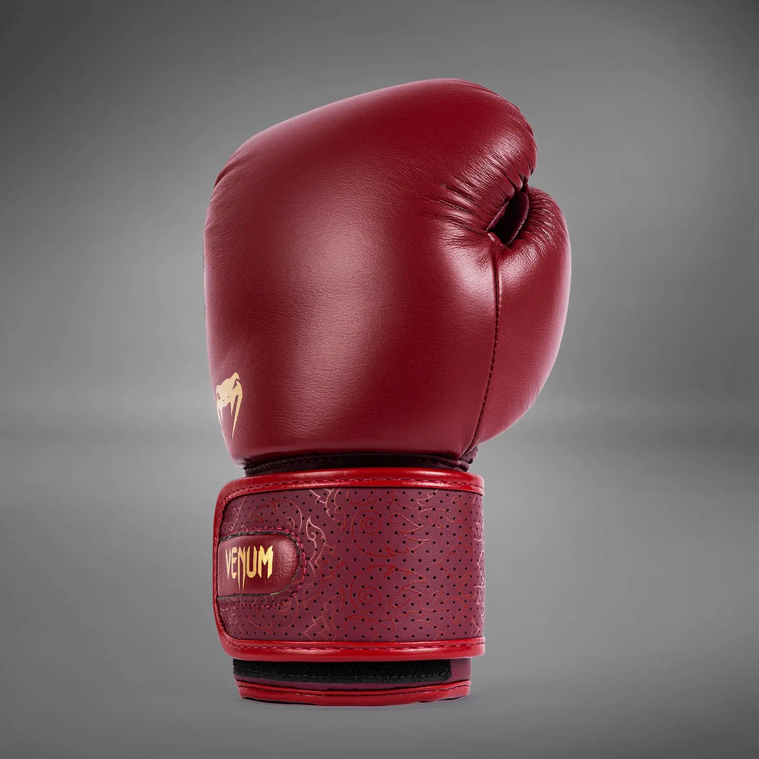 Venum Power 2.0 Boxing Gloves - Wine Liees изглед от глезена