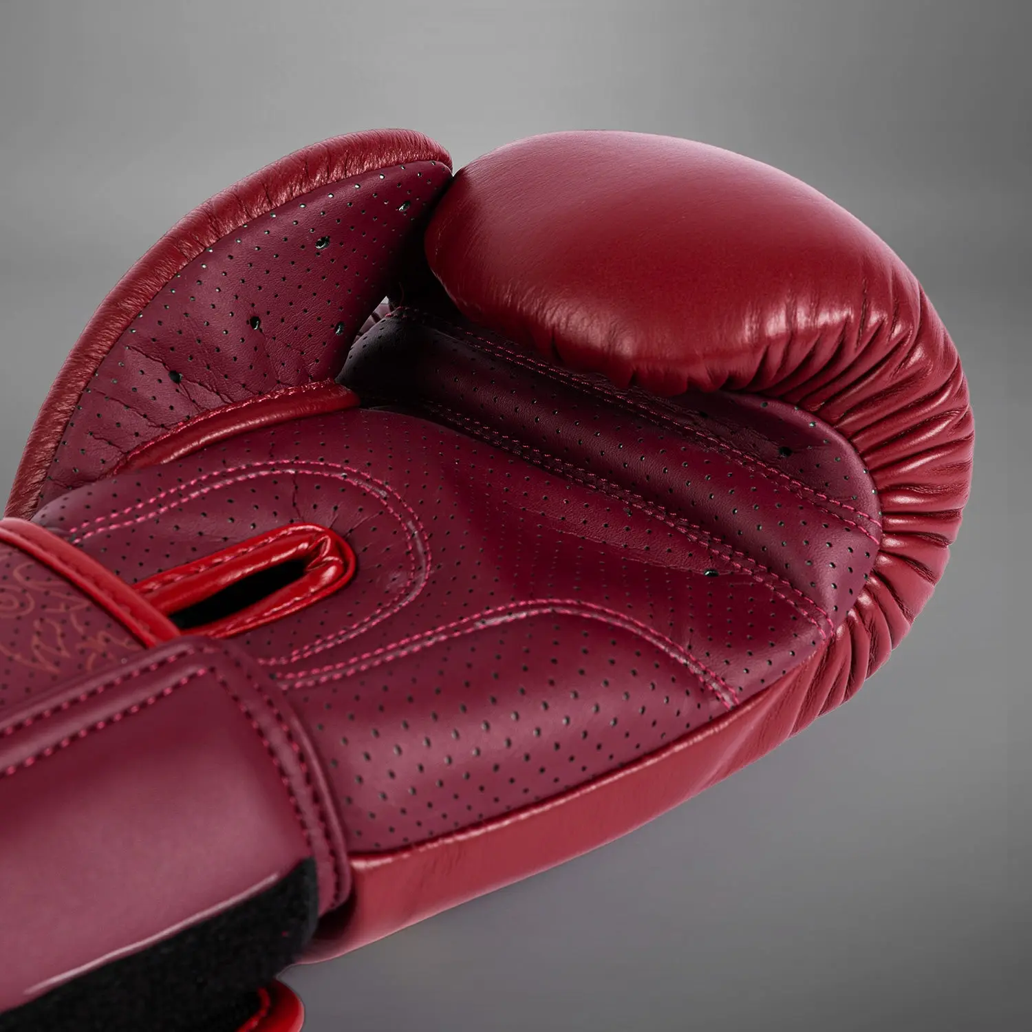 Venum Power 2.0 Boxing Gloves - Wine Liees детайл от пръстите