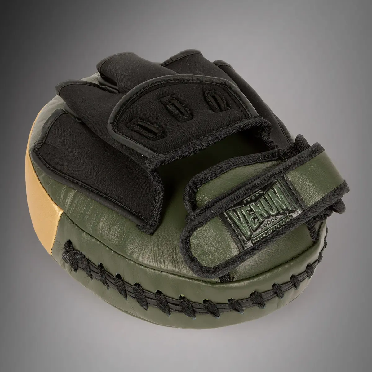 Venum Pro Boxing Big Punch Mitts (Pair) - Khaki/Gold, изглед на фиксиращия ремък