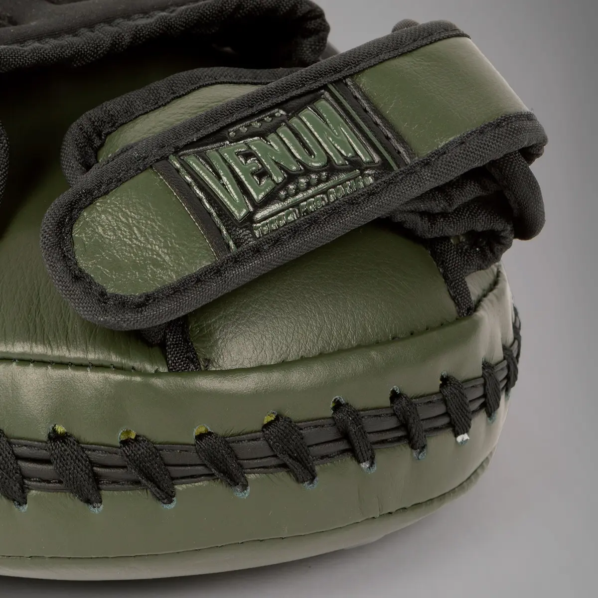 Venum Pro Boxing Big Punch Mitts (Pair) - Khaki/Gold, детайл на ремъка Venum