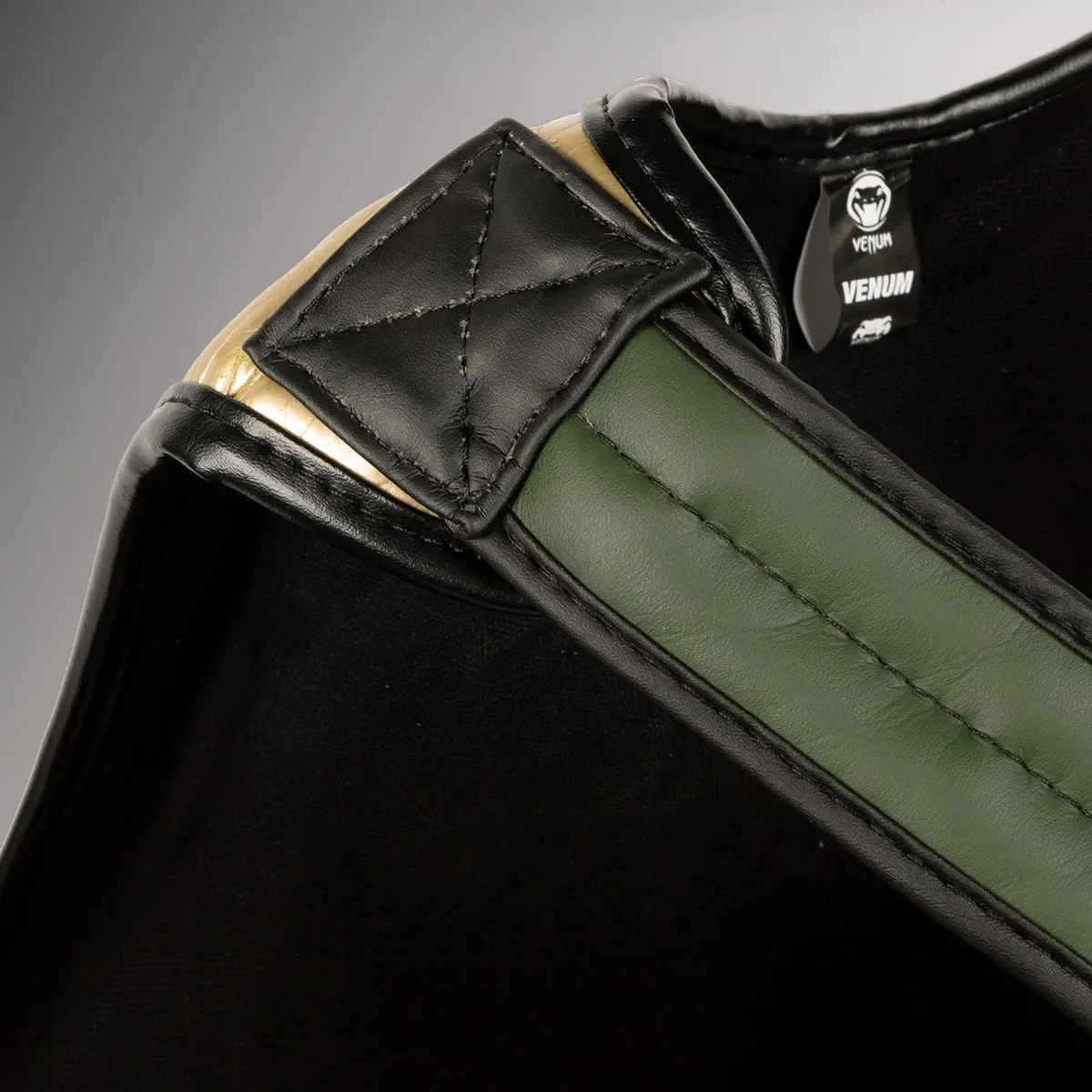 Venum Pro Boxing Body Protector - Khaki/Gold детайл рамо и етикет