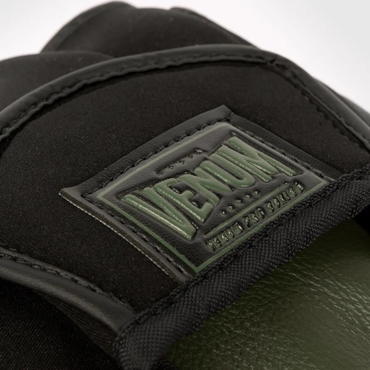 Venum Pro Boxing Mini Curved Punch Mitts (Pair) - Khaki/Gold, детайл на етикет Venum