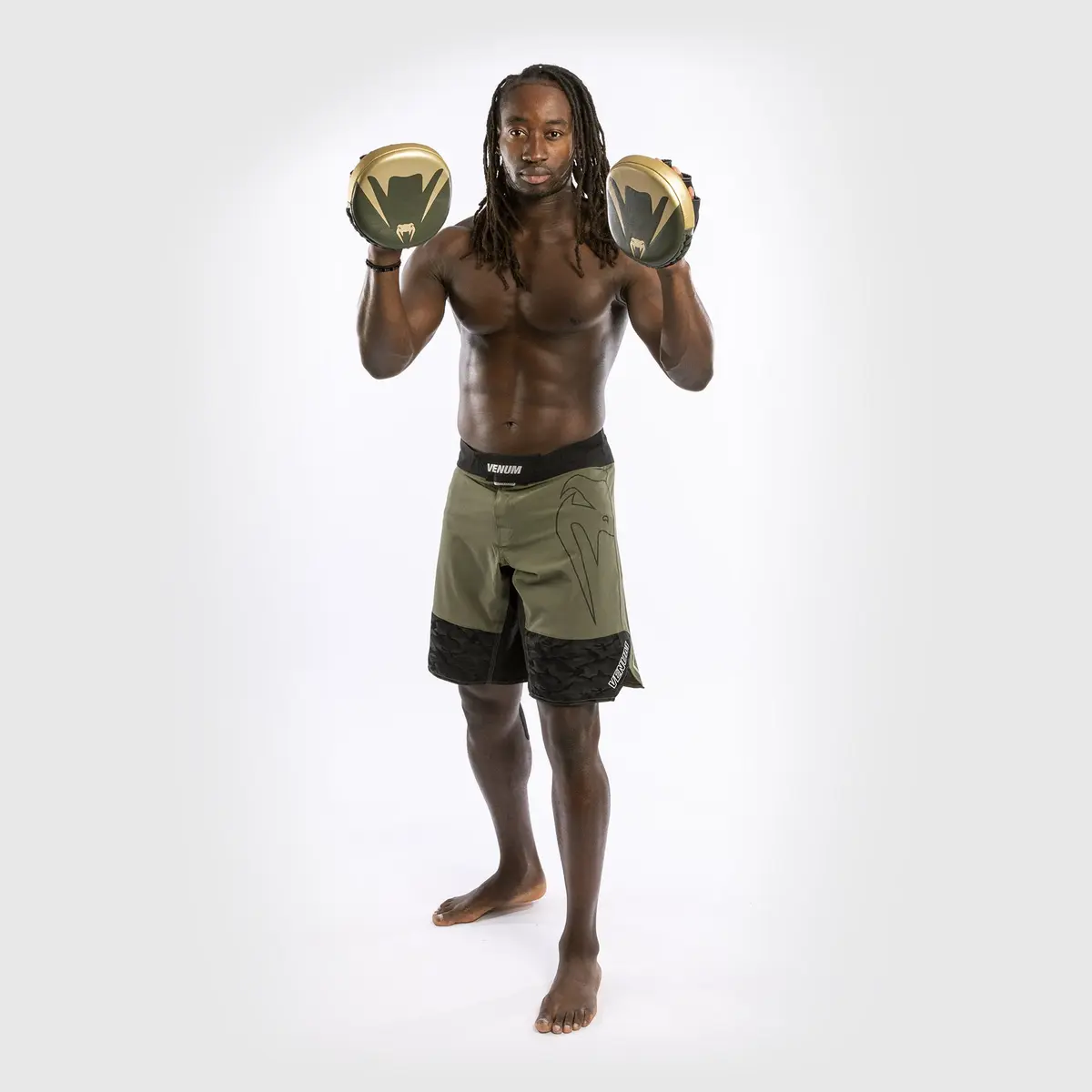 Venum Pro Boxing Mini Curved Punch Mitts (Pair) - Khaki/Gold, използване от боксьор