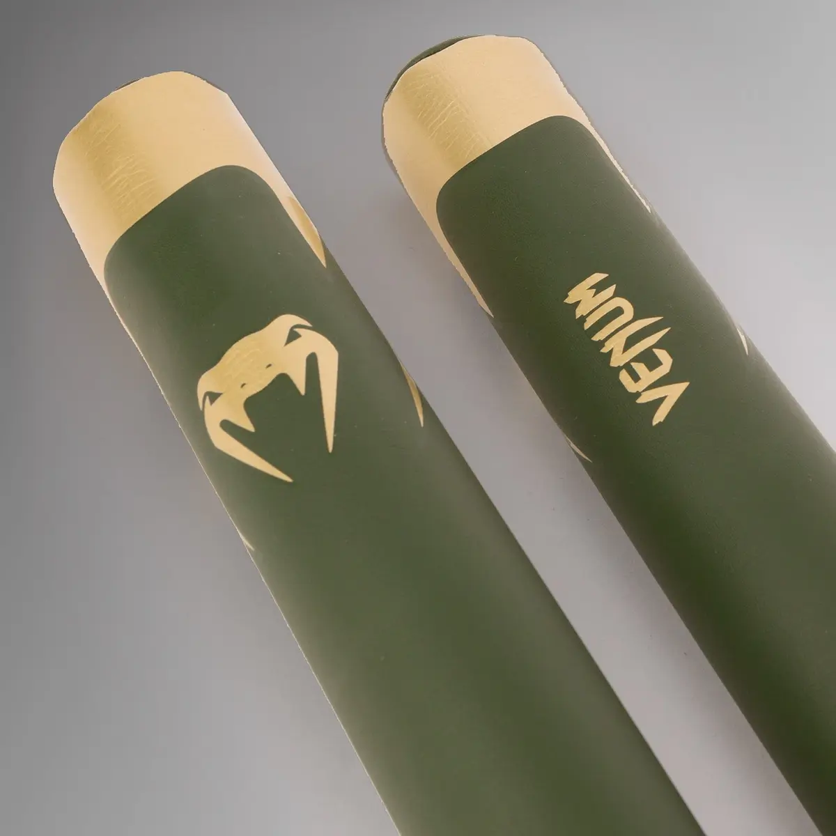 Venum Pro Boxing Sticks (Pair) - Khaki/Gold, близък план на логото