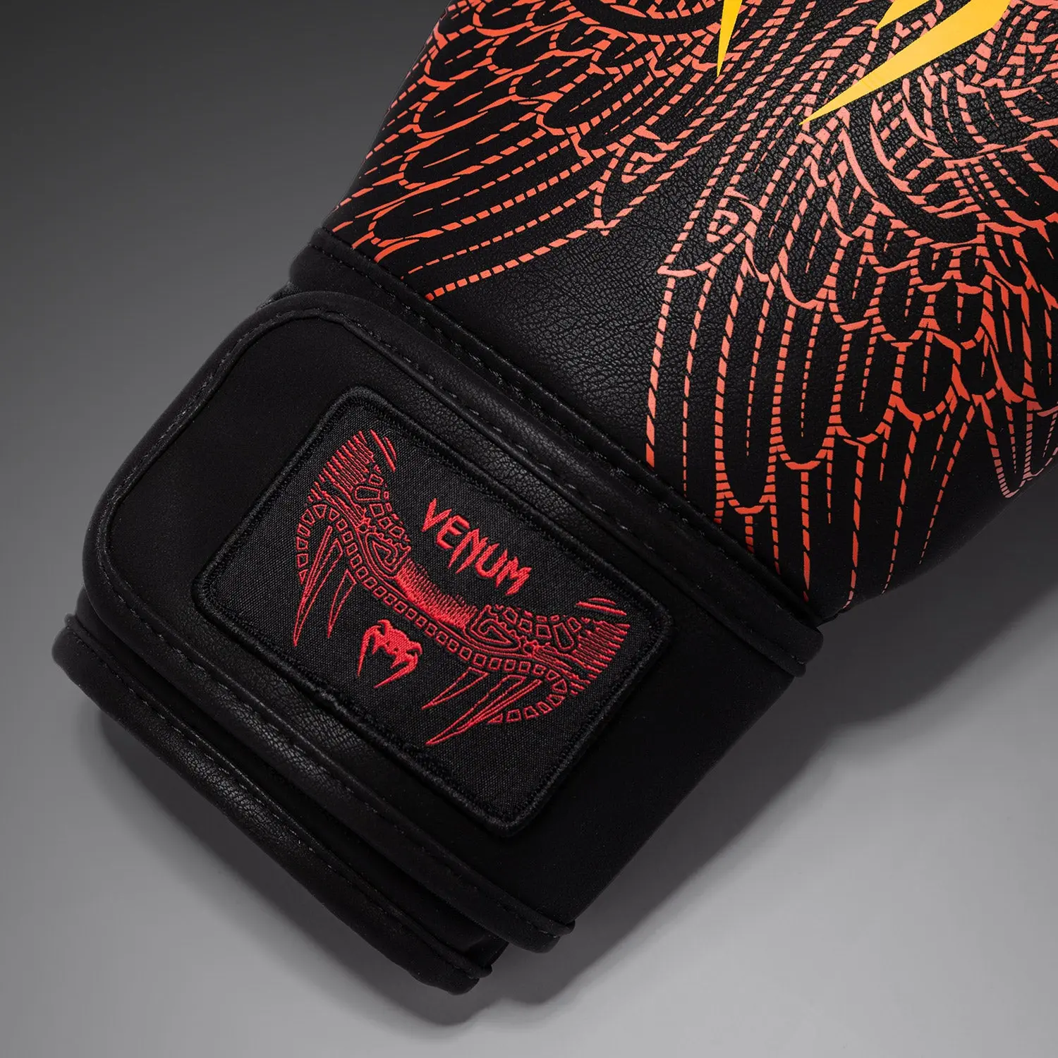 Venum Quetzal Fury Boxing Gloves - Black/Fury Red/ Tangerine детайл от каишката