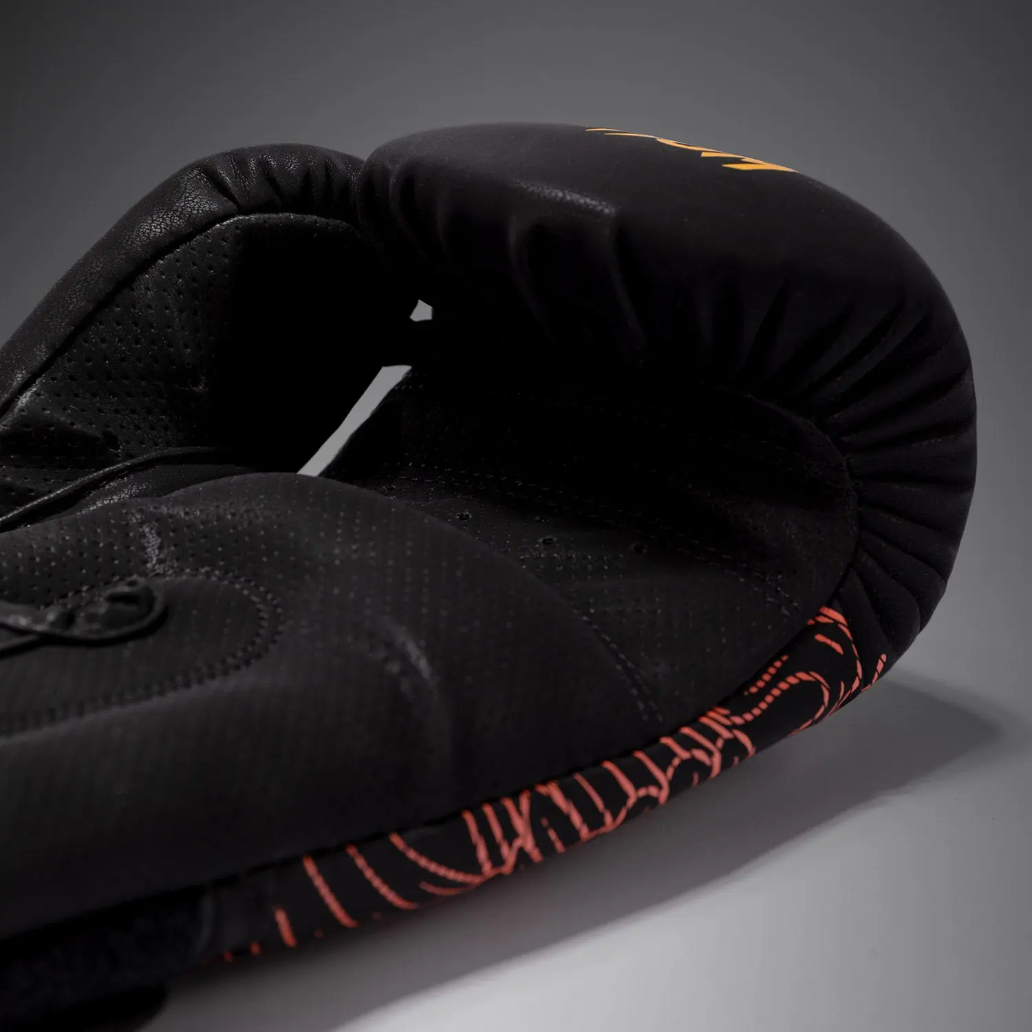 Venum Quetzal Fury Boxing Gloves - Black/Fury Red/ Tangerine детайл от вътрешността