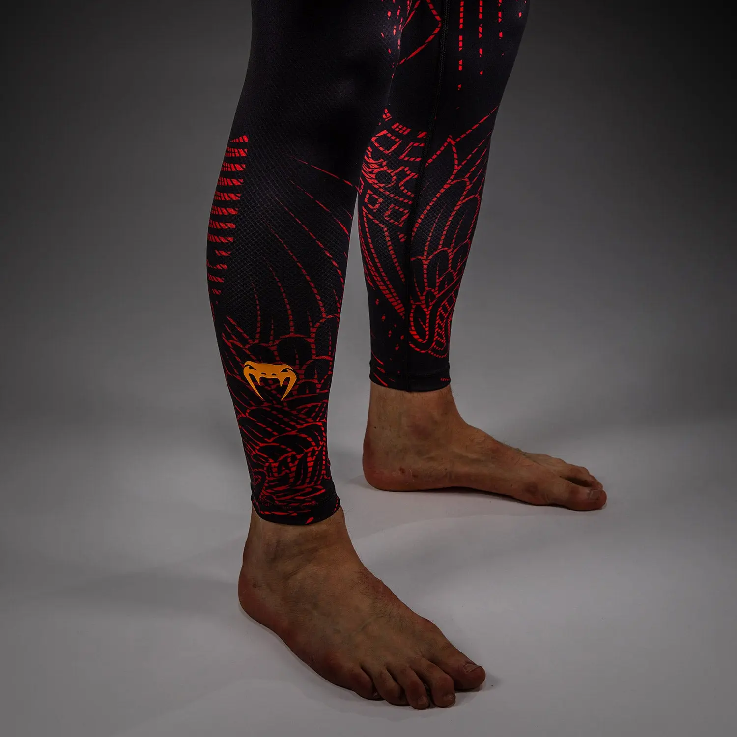 Къс клин - Venum Quetzal Fury Vale Tudo - Black/Fury Red/ Tangerine, детайл от крака с лого