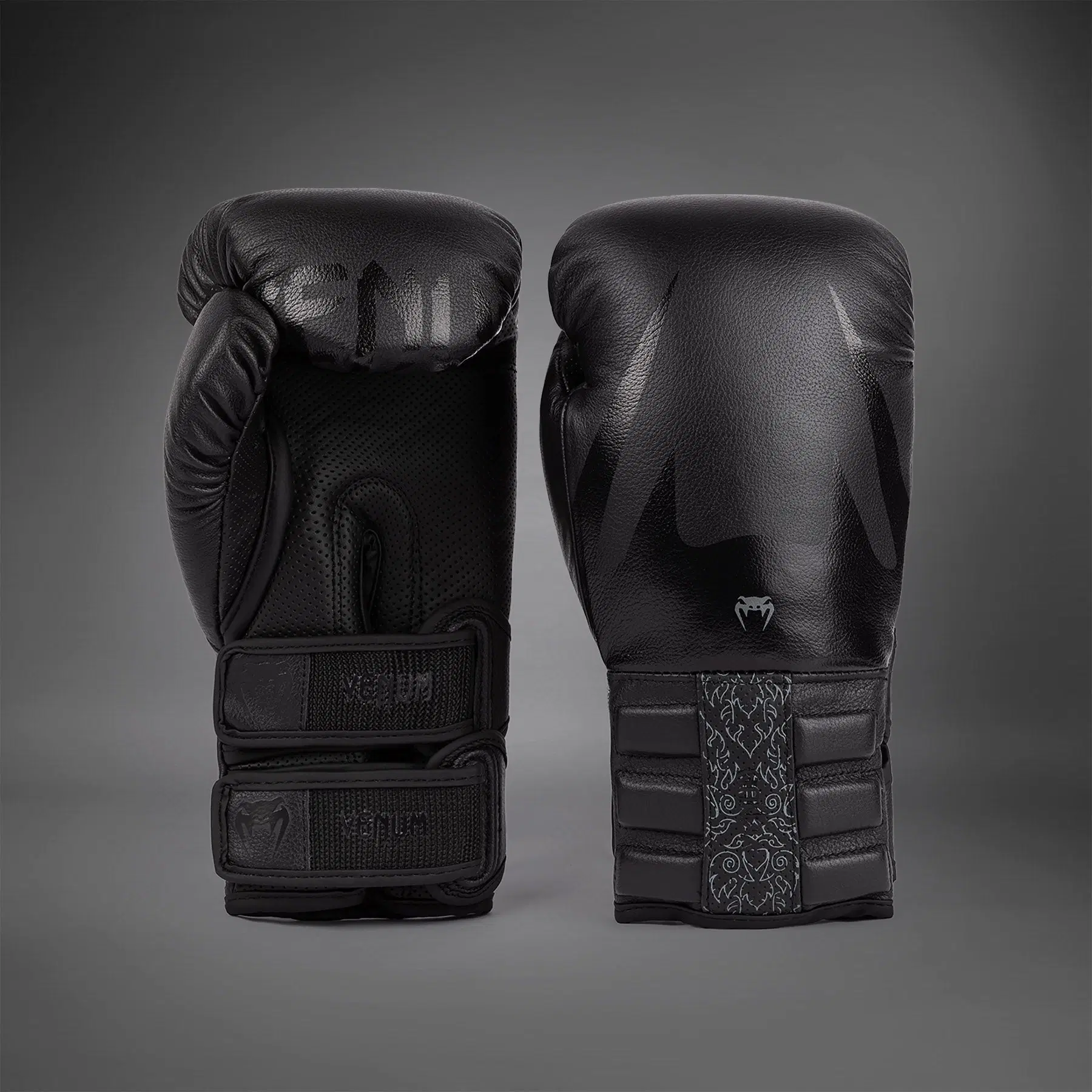 Venum Reverso Boxing Gloves - Black/Black преден изглед