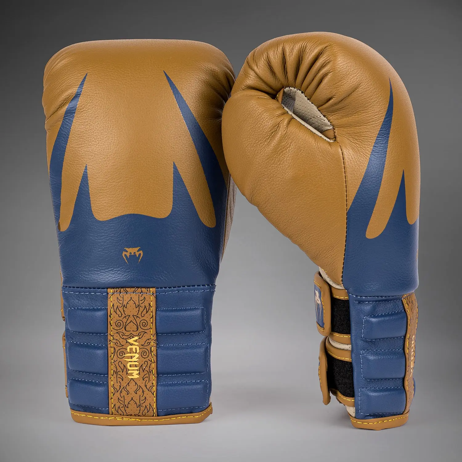 Venum Reverso Boxing Gloves - Camel/Royal Blue страничен изглед