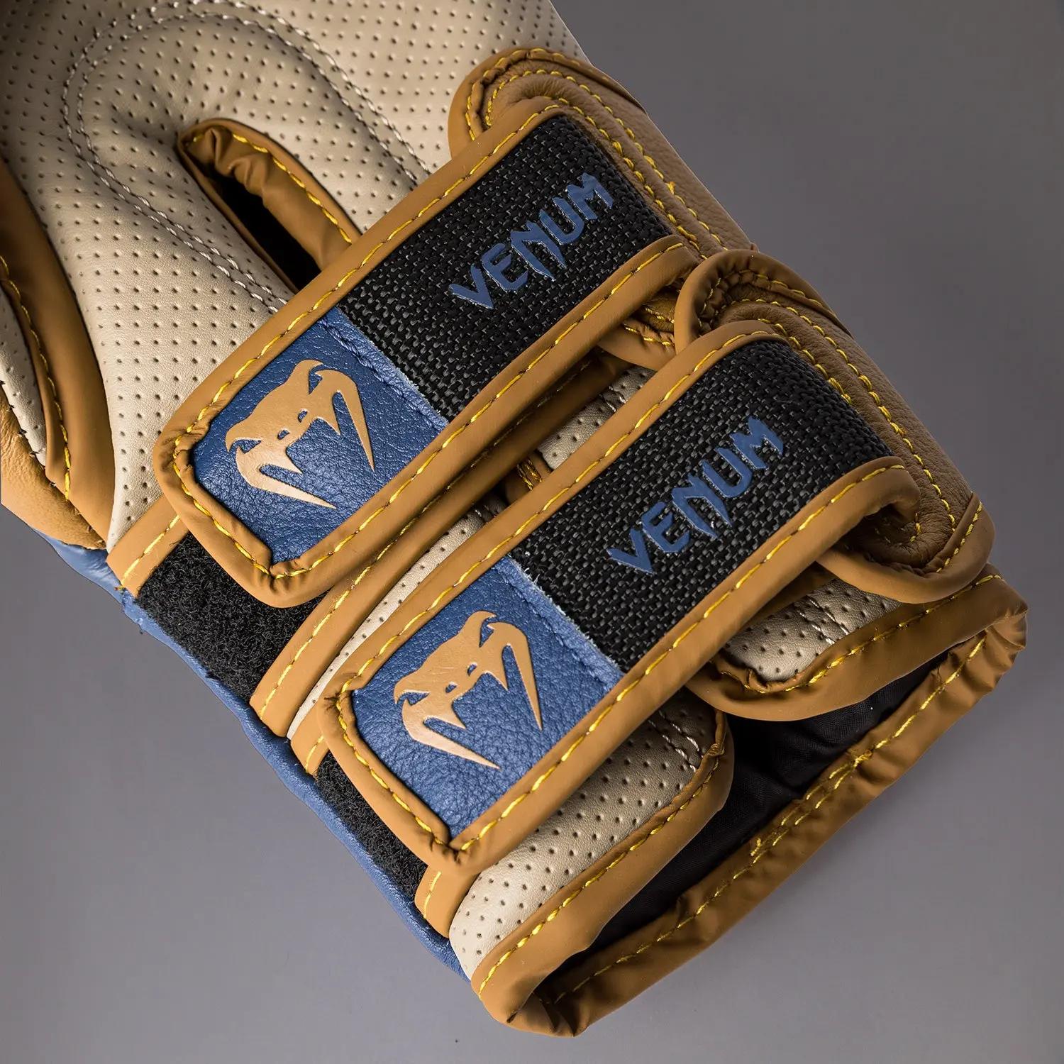 Venum Reverso Boxing Gloves - Camel/Royal Blue детайл на закопчаването