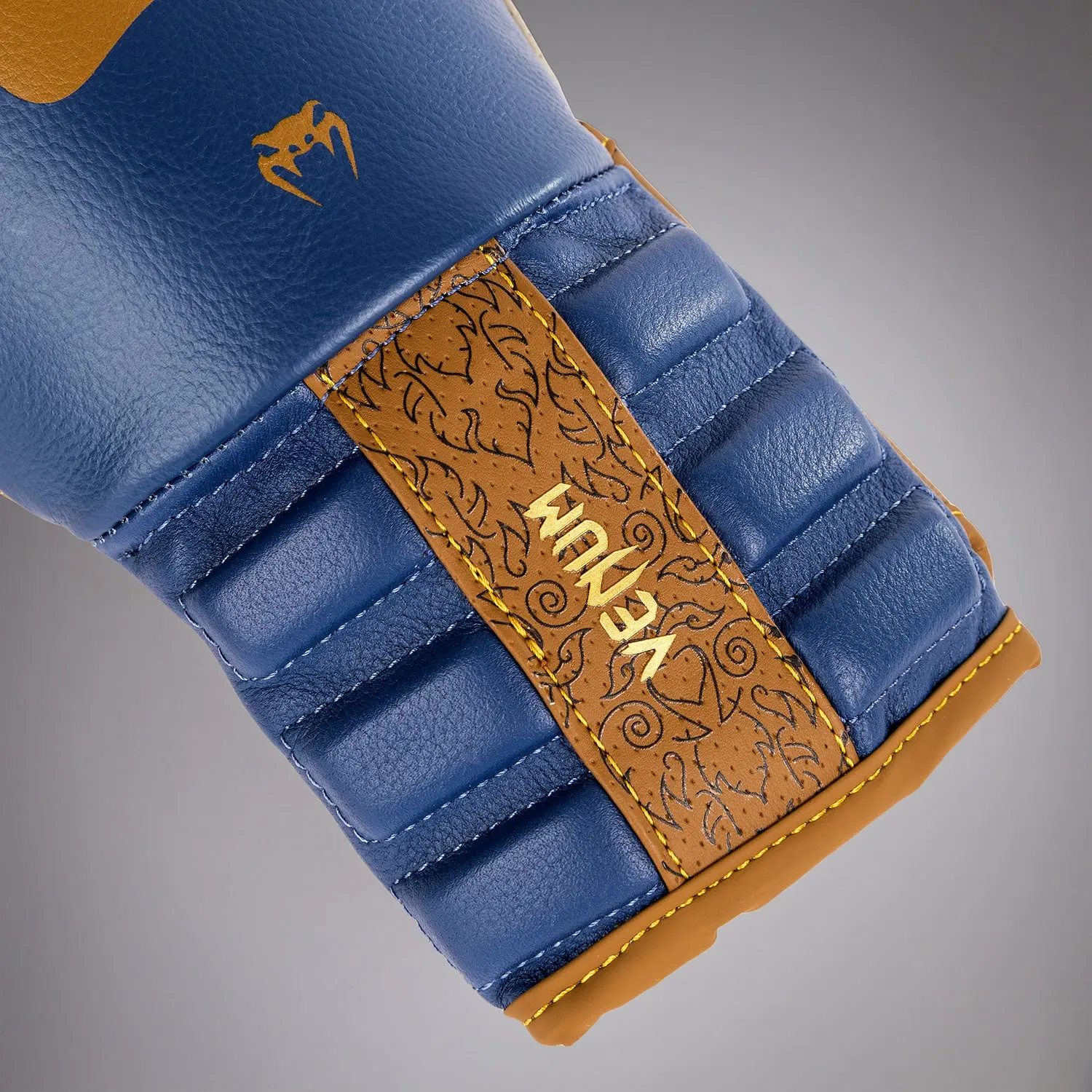 Venum Reverso Boxing Gloves - Camel/Royal Blue детайл на маншета