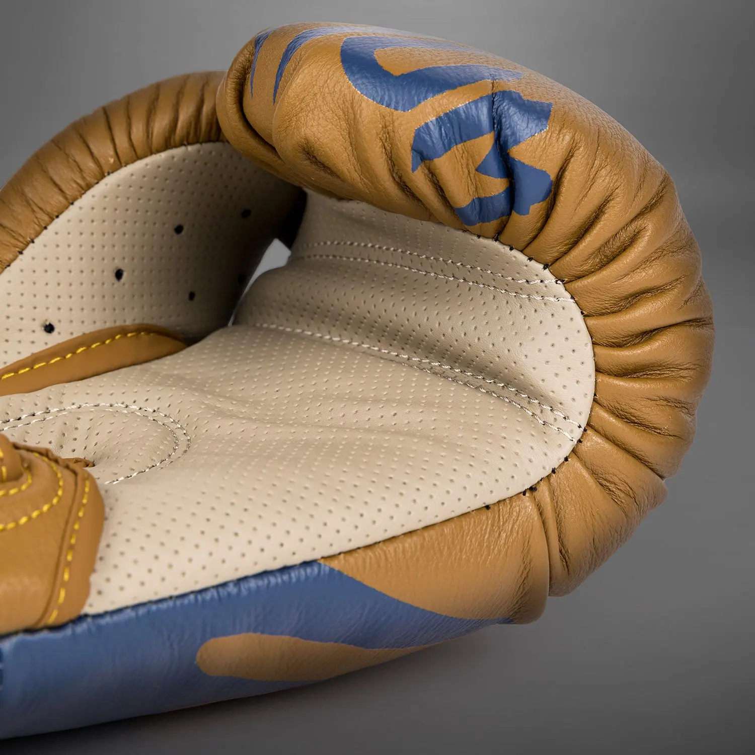 Venum Reverso Boxing Gloves - Camel/Royal Blue вътрешен изглед