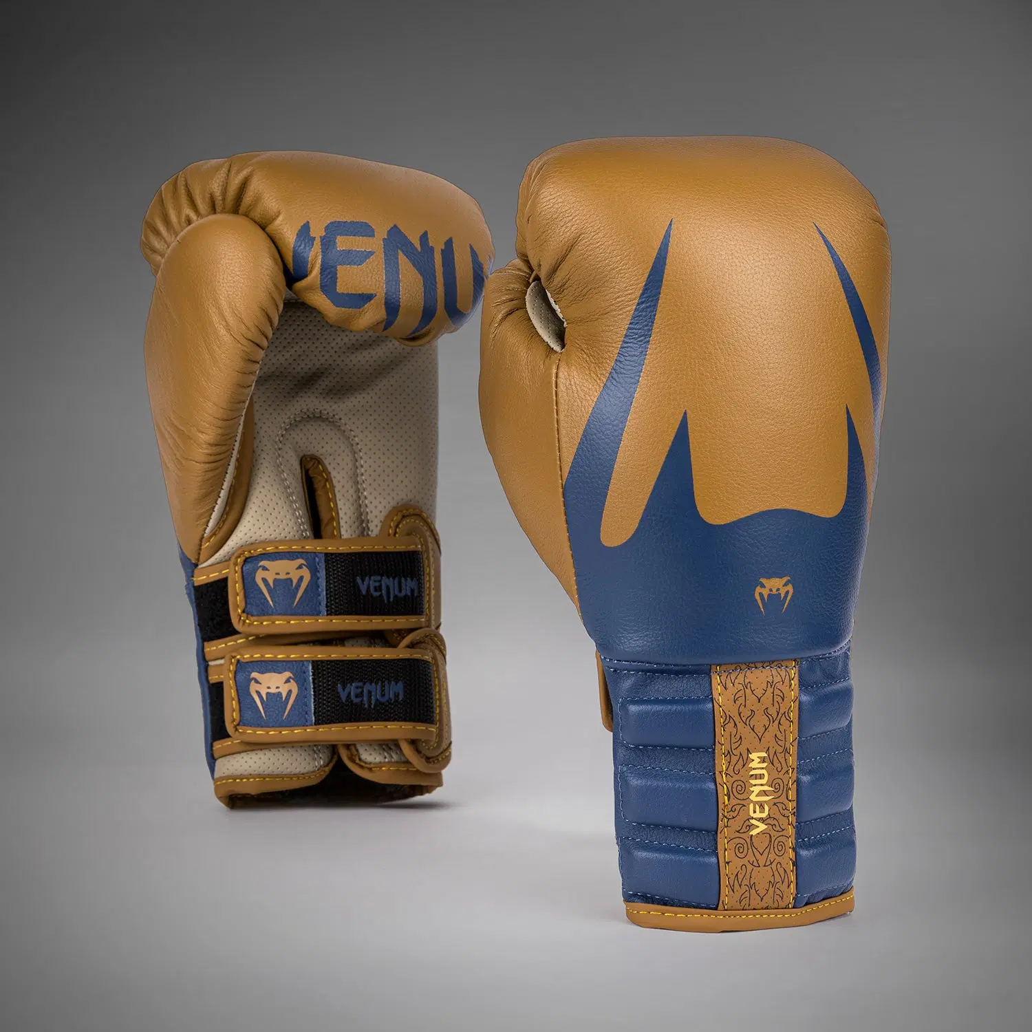 Venum Reverso Boxing Gloves - Camel/Royal Blue преден изглед