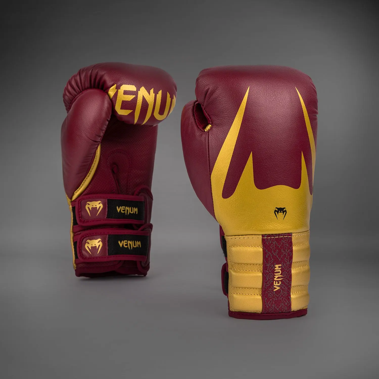 Venum Reverso Boxing Gloves - Cherry Red/Gold страничен изглед