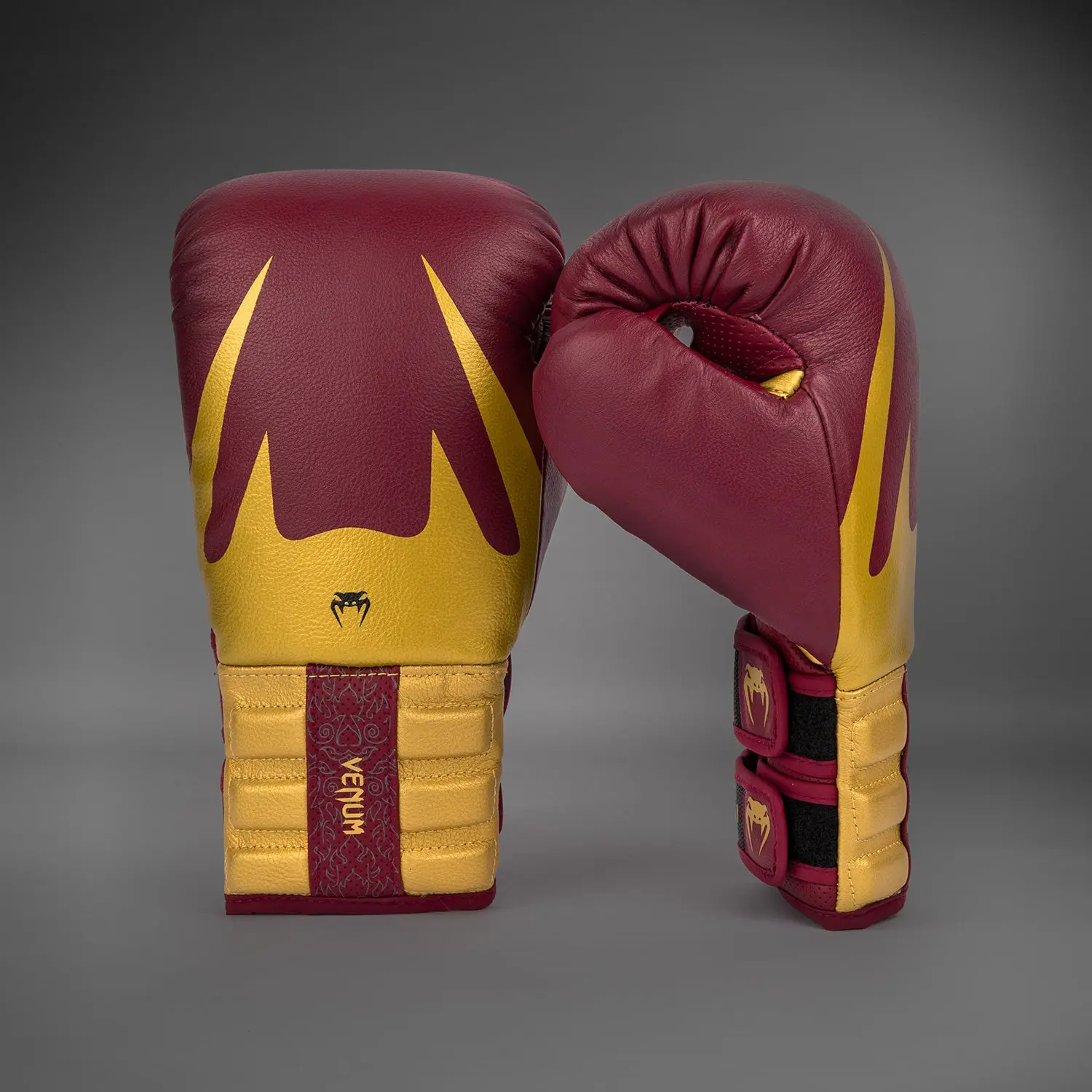 Venum Reverso Boxing Gloves - Cherry Red/Gold отпред, лява ръкавица