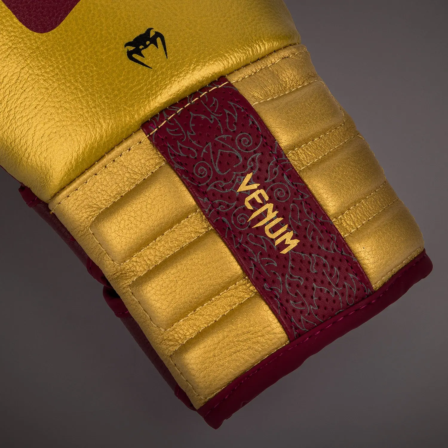 Venum Reverso Boxing Gloves - Cherry Red/Gold детайл на каишката