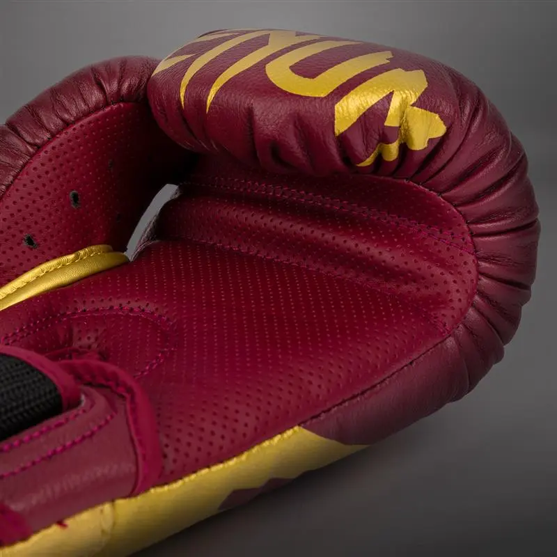 Venum Reverso Boxing Gloves - Cherry Red/Gold детайл на палеца