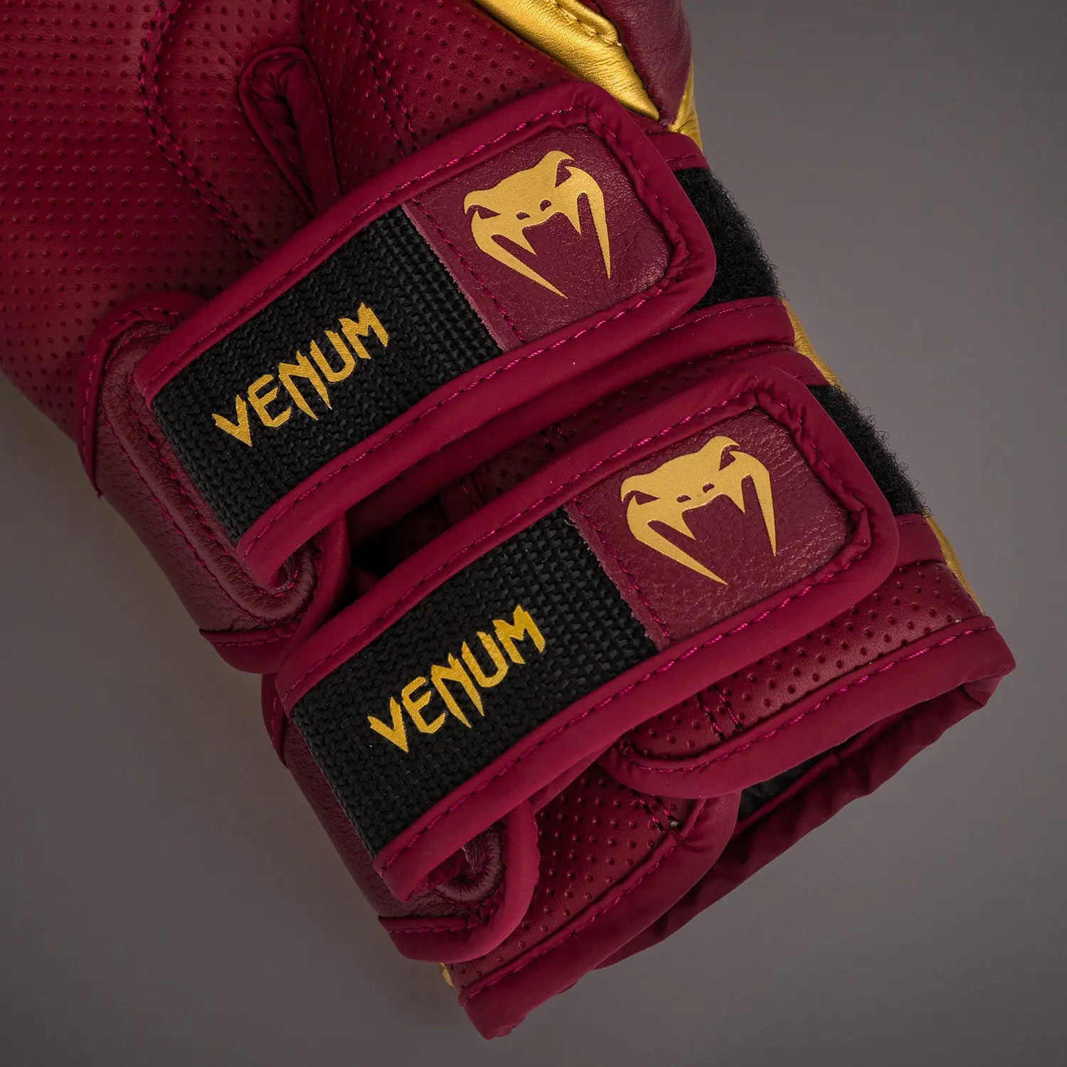Venum Reverso Boxing Gloves - Cherry Red/Gold детайл на закопчаването