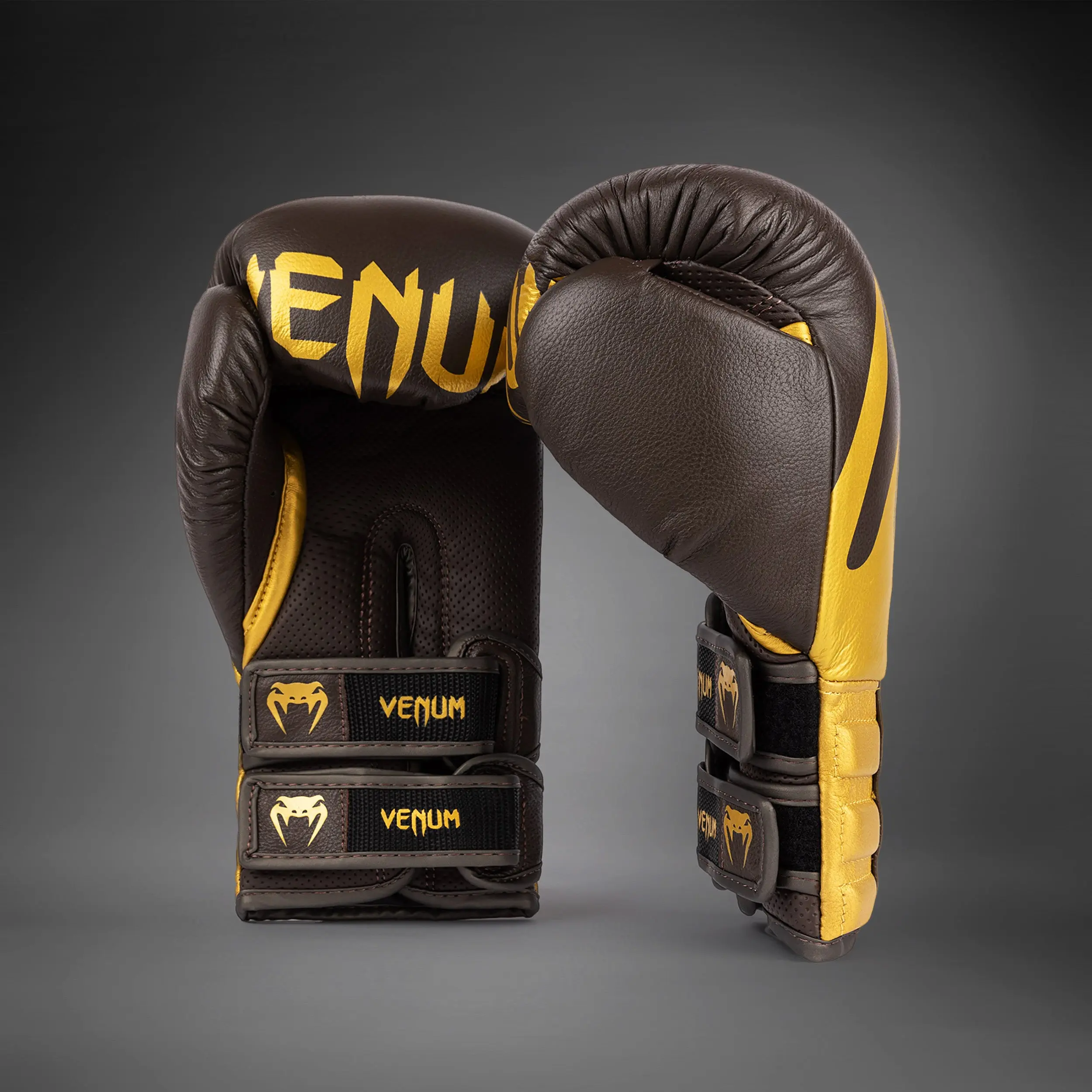 Venum Reverso Boxing Gloves - Chocolate/Gold чифт ръкавици от предна и странична перспектива