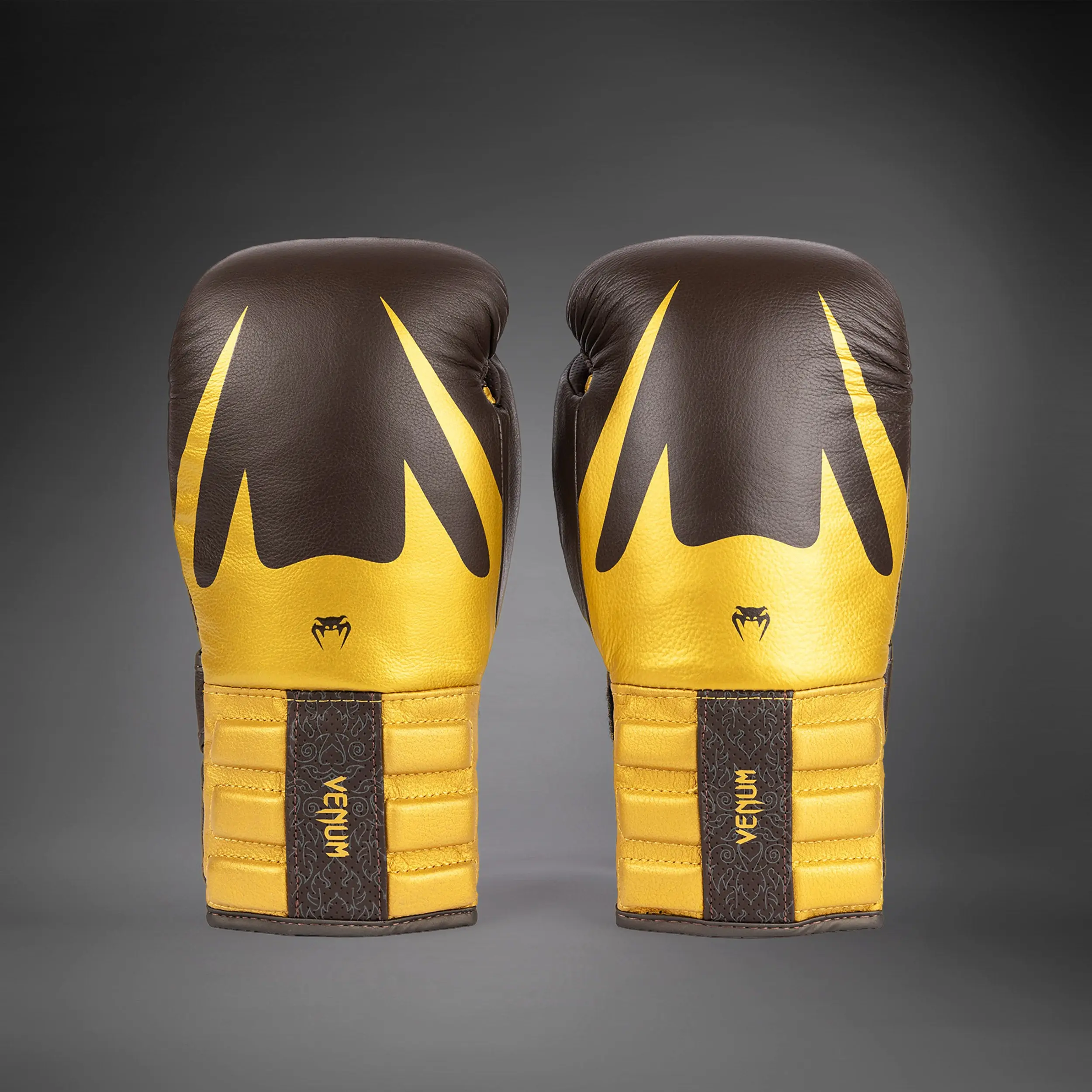 Venum Reverso Boxing Gloves - Chocolate/Gold задна част на чифт ръкавици