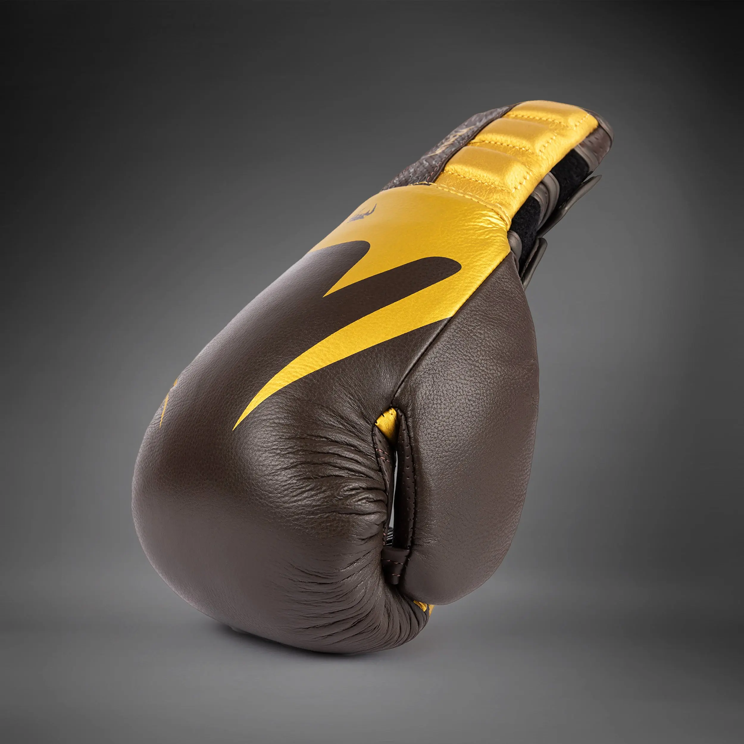 Venum Reverso Boxing Gloves - Chocolate/Gold дясна ръкавица отстрани