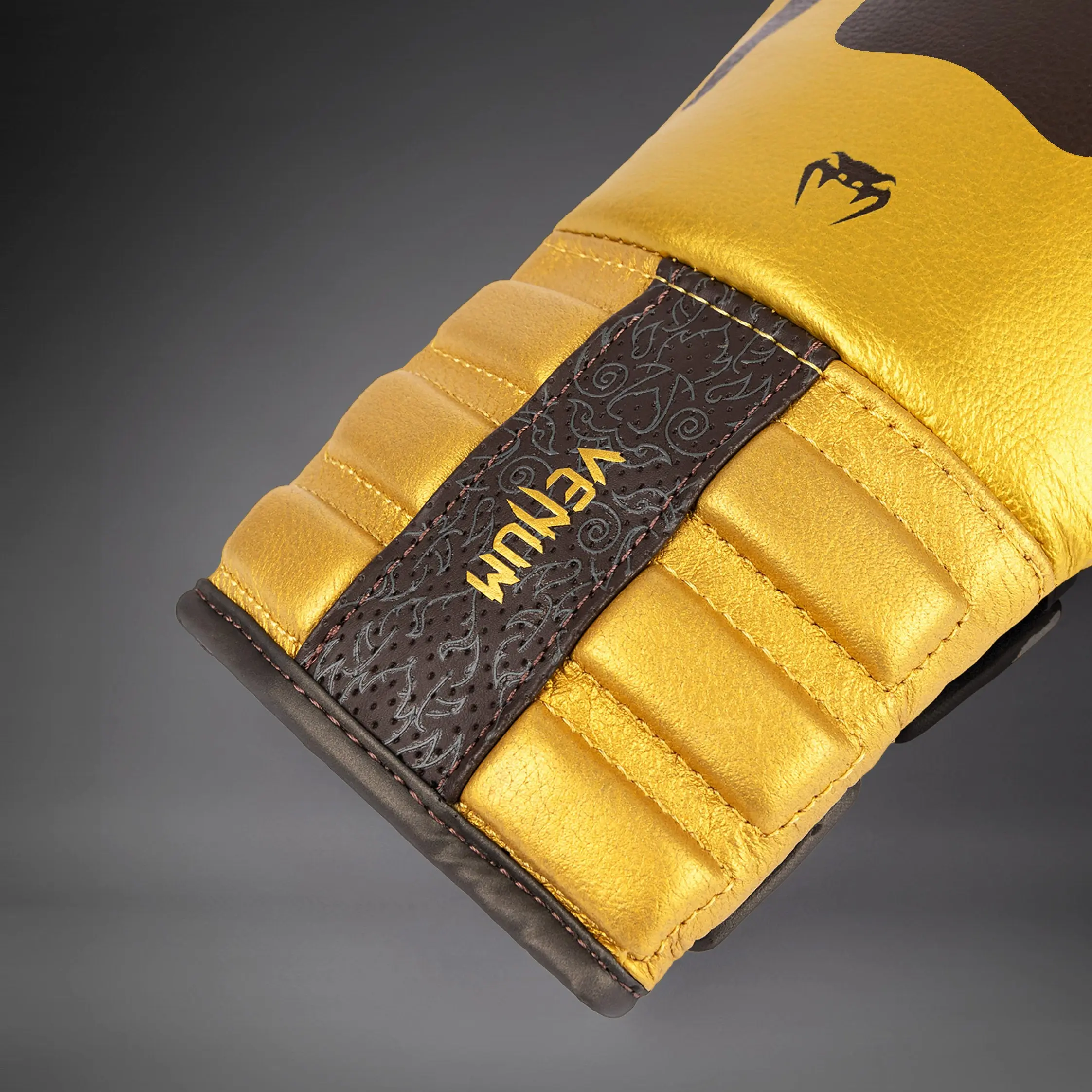 Venum Reverso Boxing Gloves - Chocolate/Gold детайл от маншета на дясната ръкавица