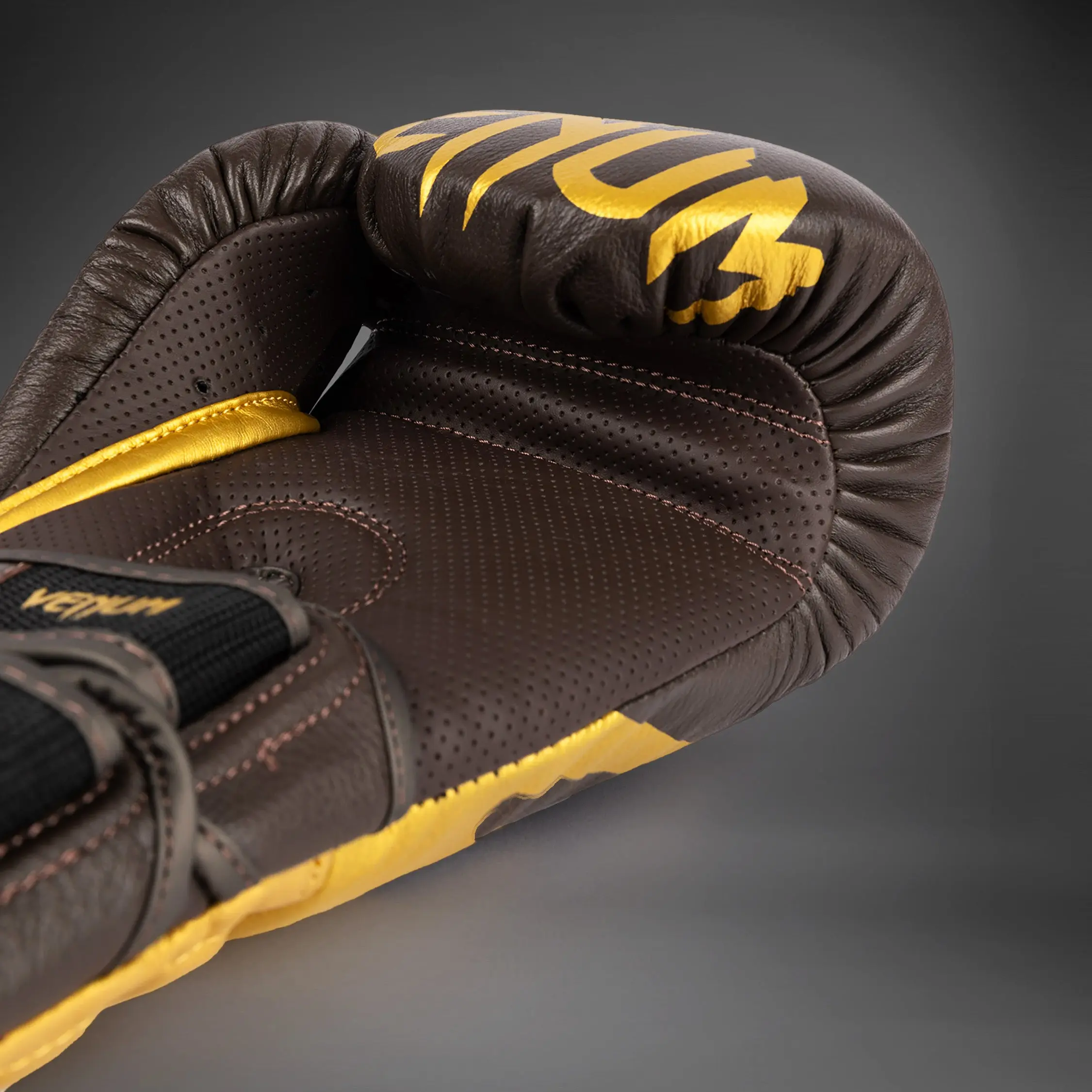 Venum Reverso Boxing Gloves - Chocolate/Gold детайл от предната част на лявата ръкавица