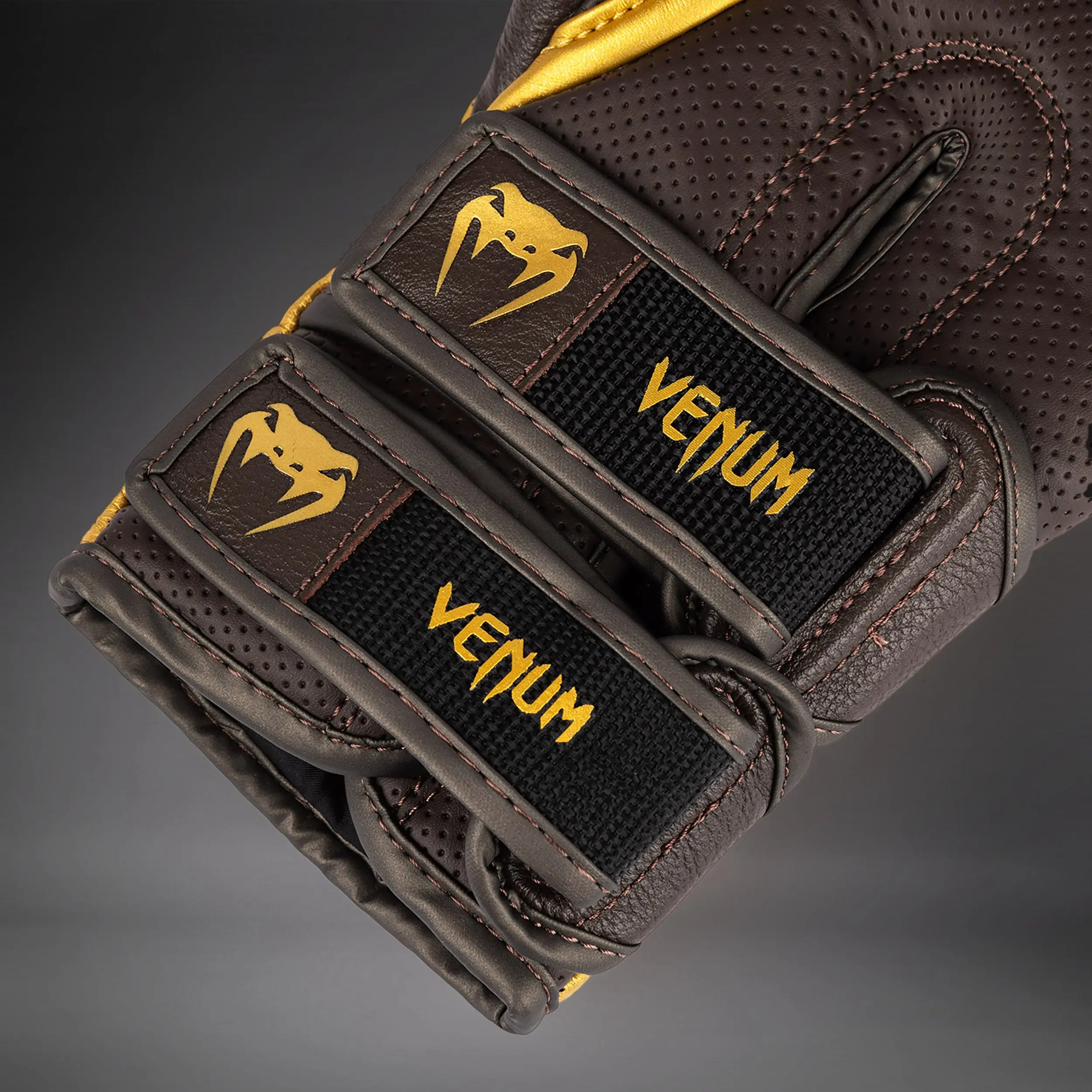 Venum Reverso Boxing Gloves - Chocolate/Gold детайл от маншета на лявата ръкавица