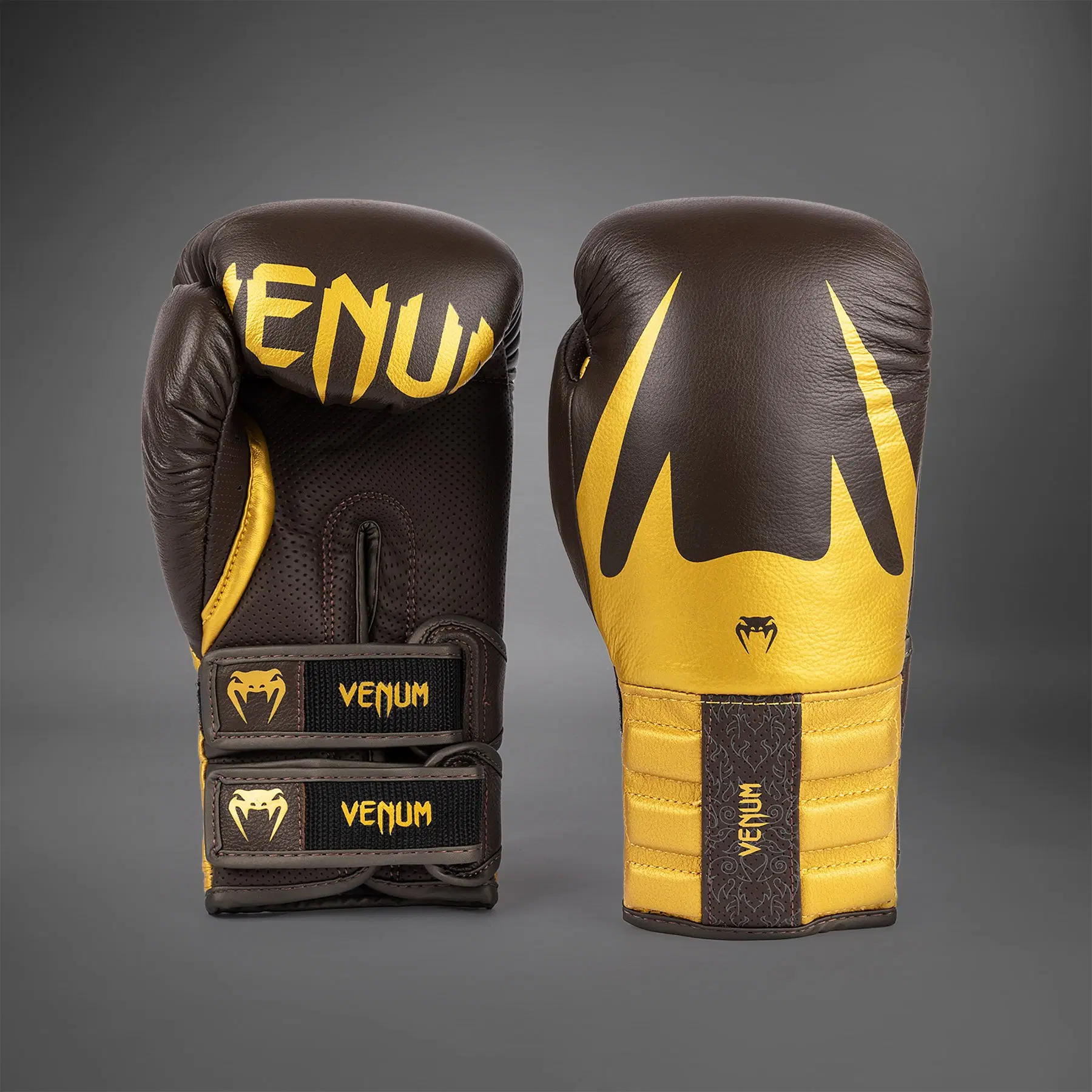 Venum Reverso Boxing Gloves - Chocolate/Gold преден изглед на чифт ръкавици