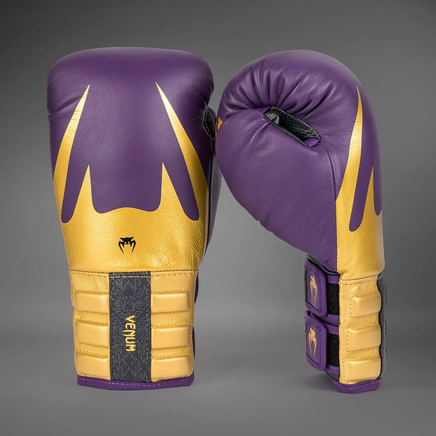 Venum Reverso Boxing Gloves - Dark Purple/Gold страничен изглед