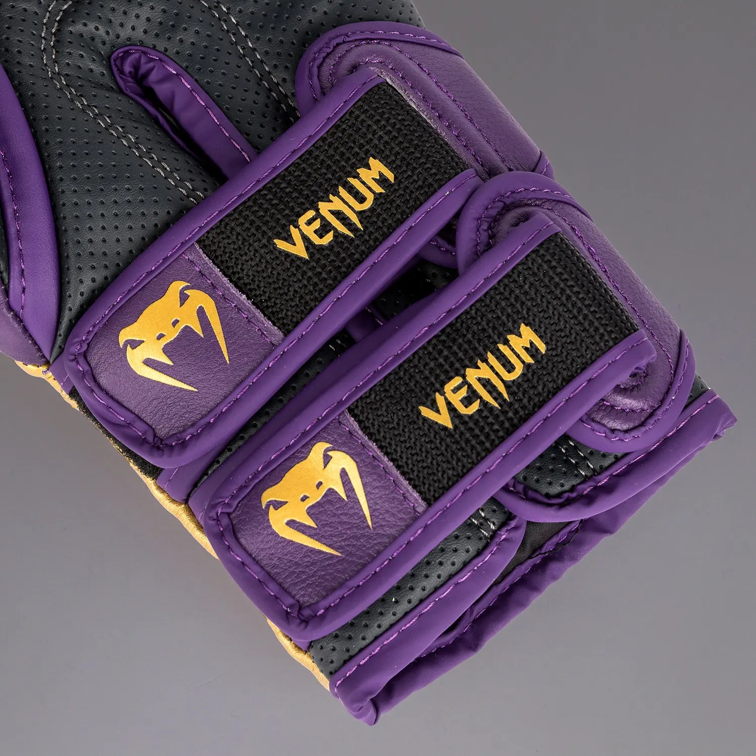 Venum Reverso Boxing Gloves - Dark Purple/Gold детайл на закопчаване