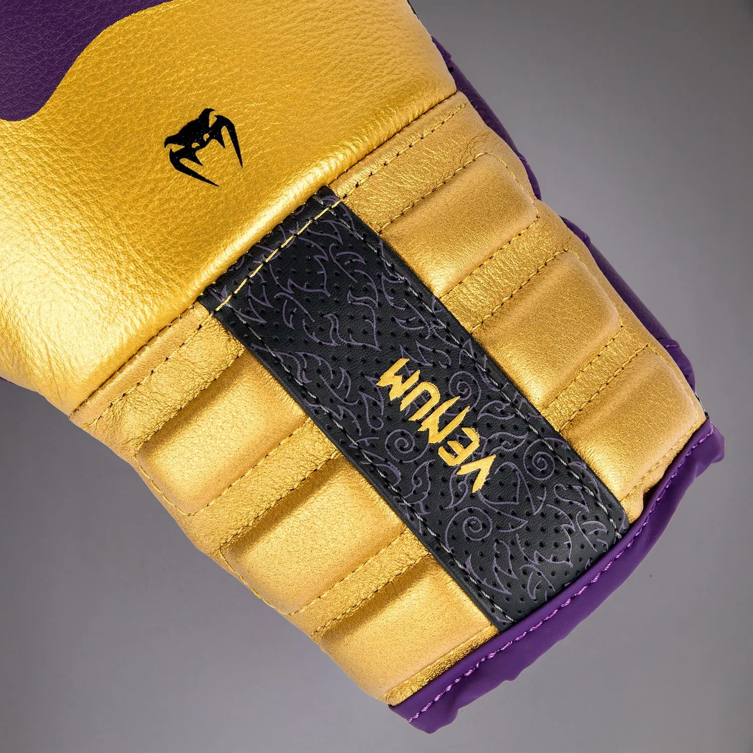 Venum Reverso Boxing Gloves - Dark Purple/Gold детайл на каишката
