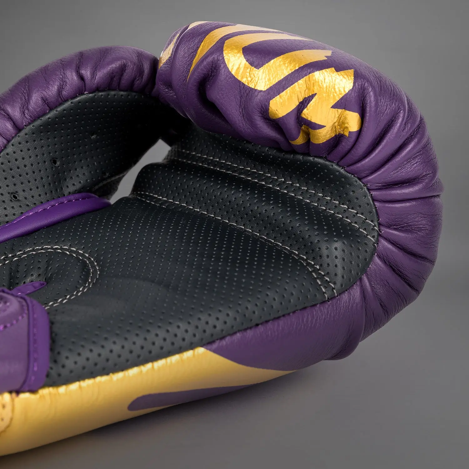 Venum Reverso Boxing Gloves - Dark Purple/Gold вътрешен изглед