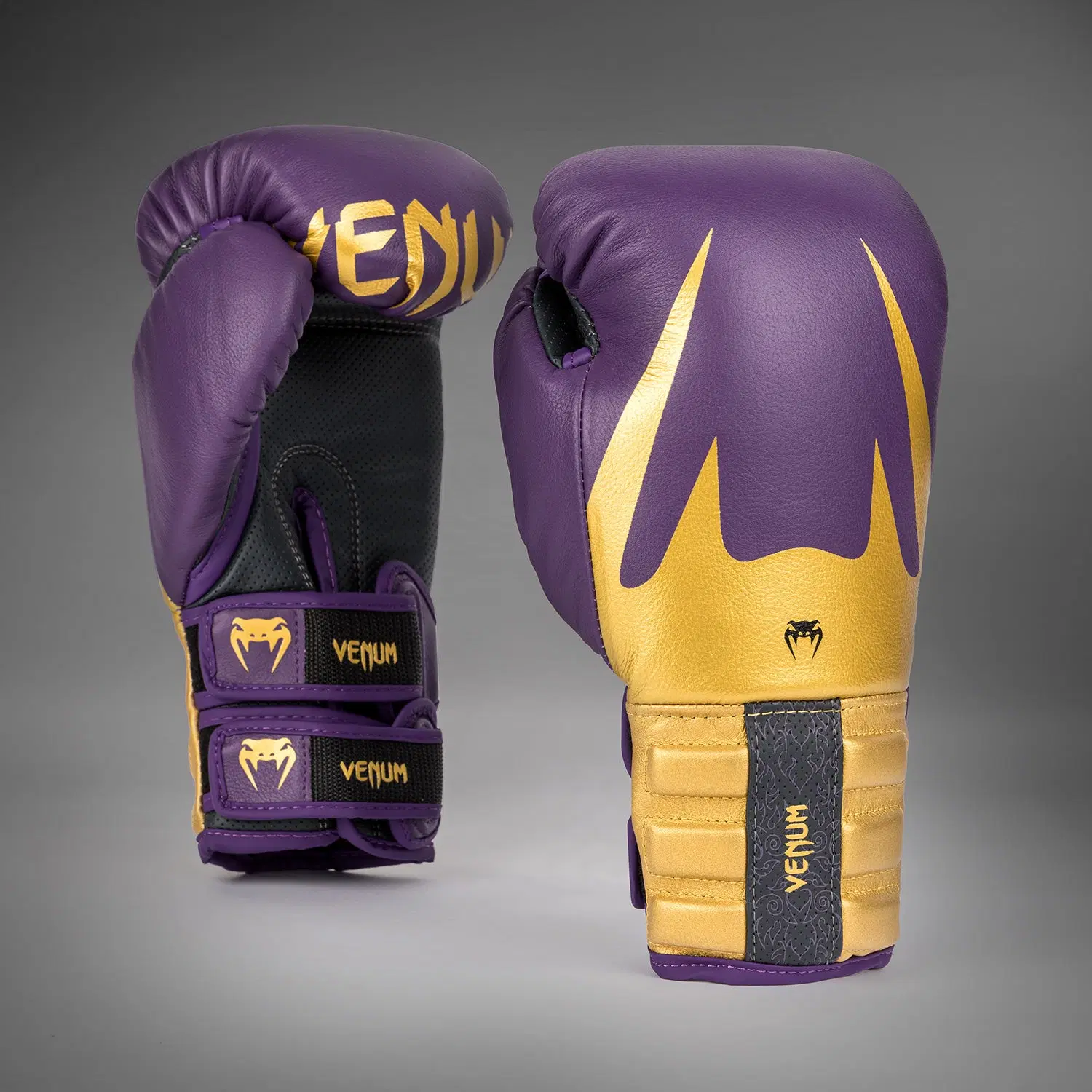 Venum Reverso Boxing Gloves - Dark Purple/Gold преден изглед