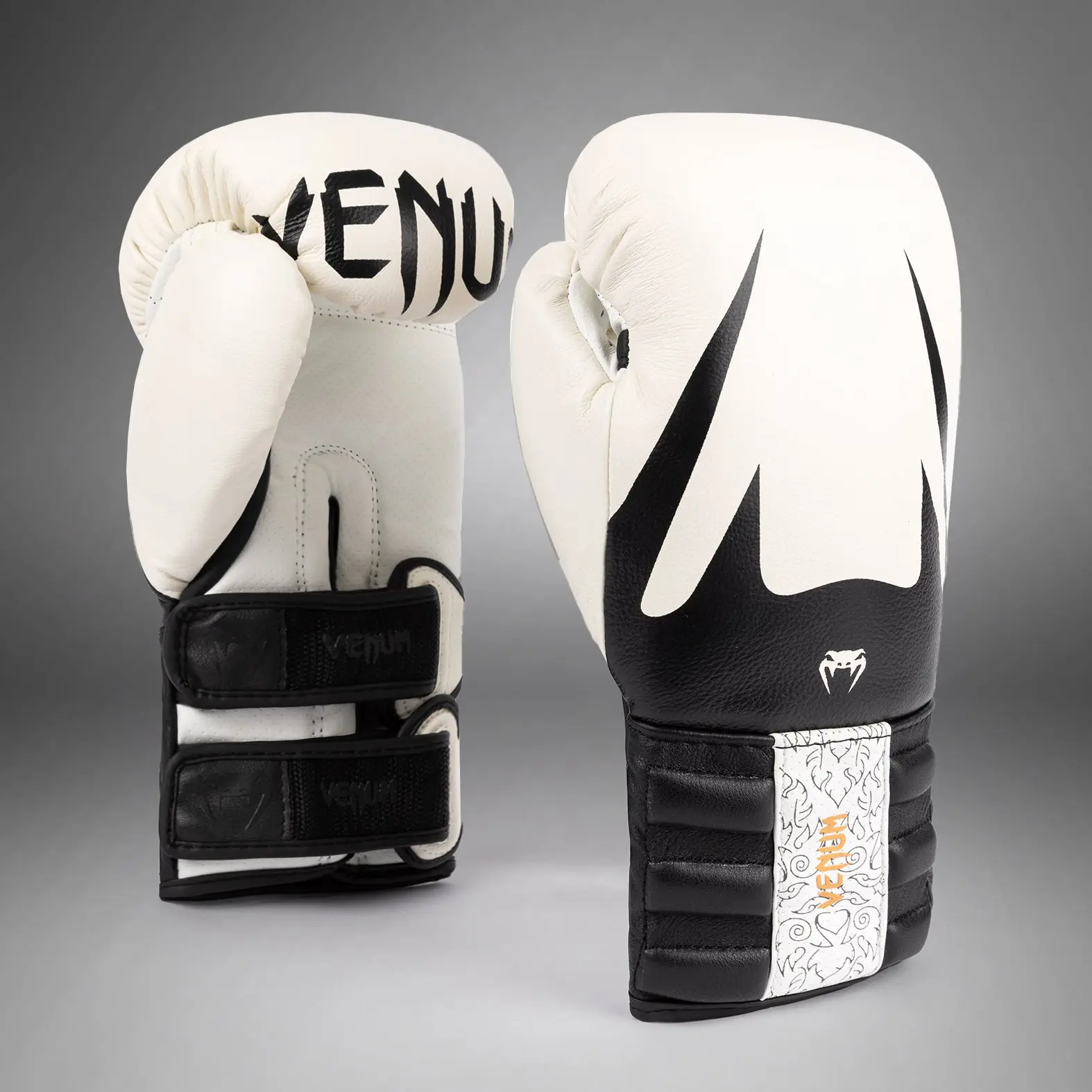 Venum Reverso Boxing Gloves - Snow White/Black страничен изглед